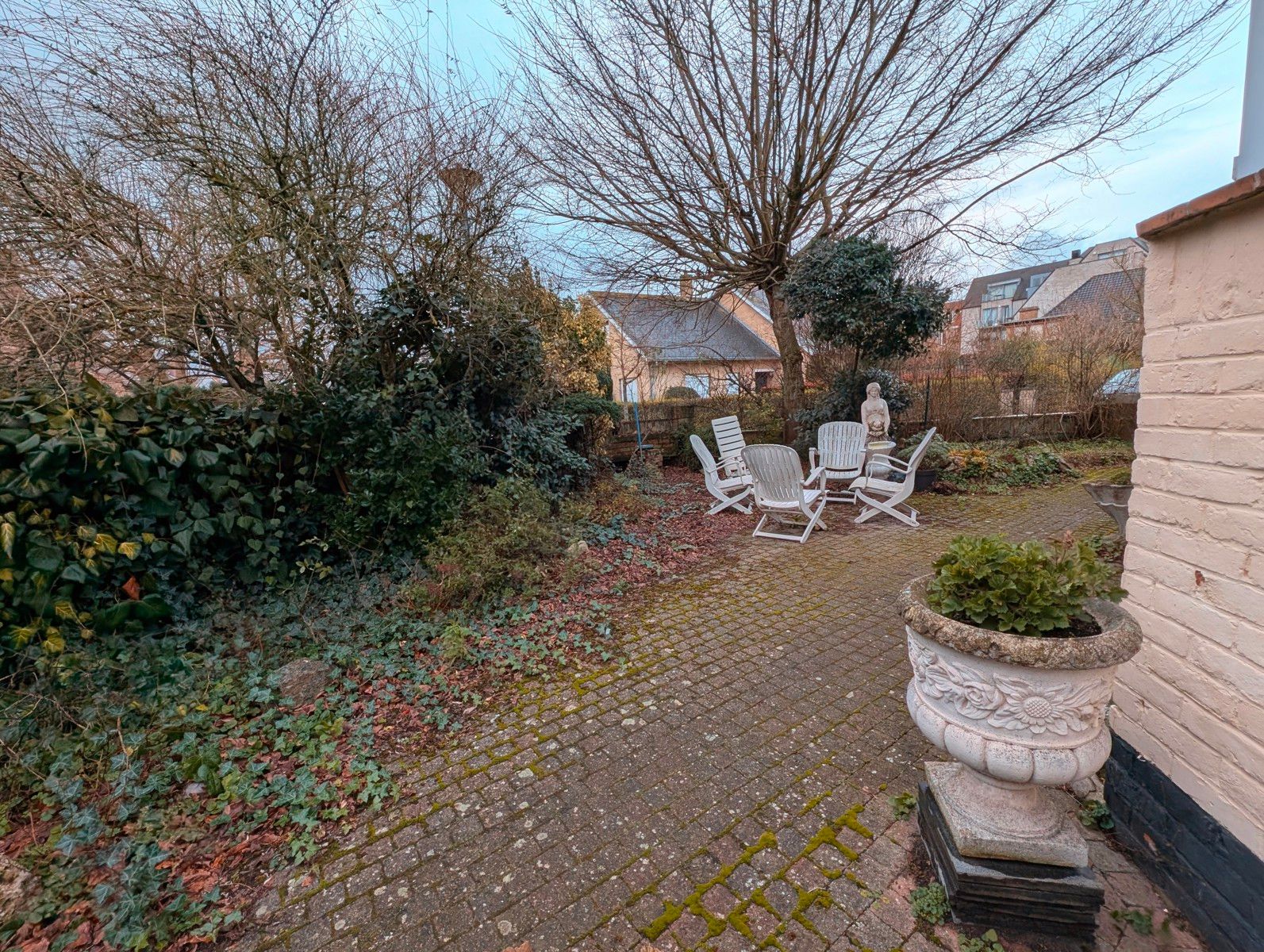 Charmant vilaatje uit 1929 in rustige straat te Sint-Idesbald: 4 Slaapkamers (5 mogelijk) , Tuin & Garage. foto 2