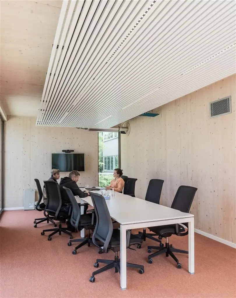 Single tenant gerenoveerd kantoorgebouw van 890m² foto 11