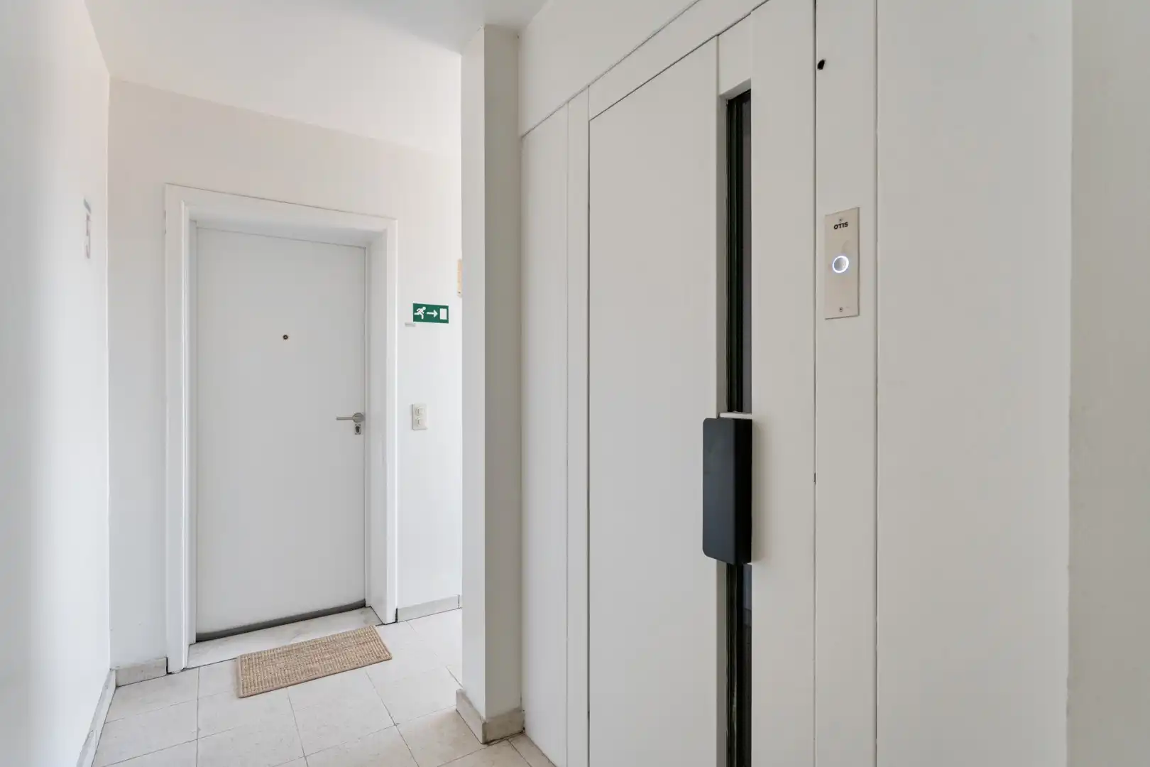 Instapklaar dakappartement met 2 terrassen in centrum Bree foto 26