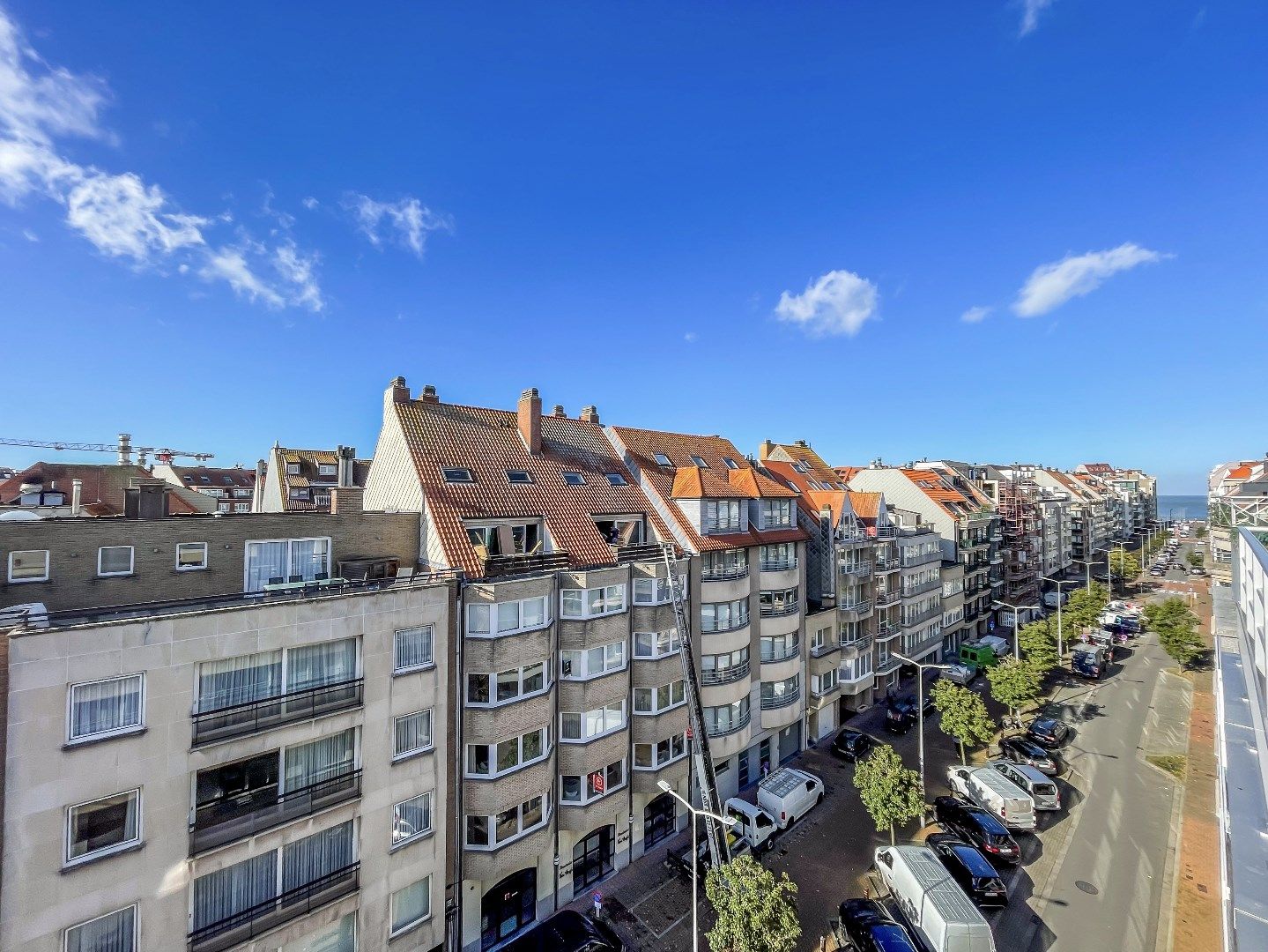 Zeer zonnig en lichtrijk duplexdakappartement, centraal gelegen vlakbij het centrum van Knokke en de zeedijk. Parking mogelijk. foto 2