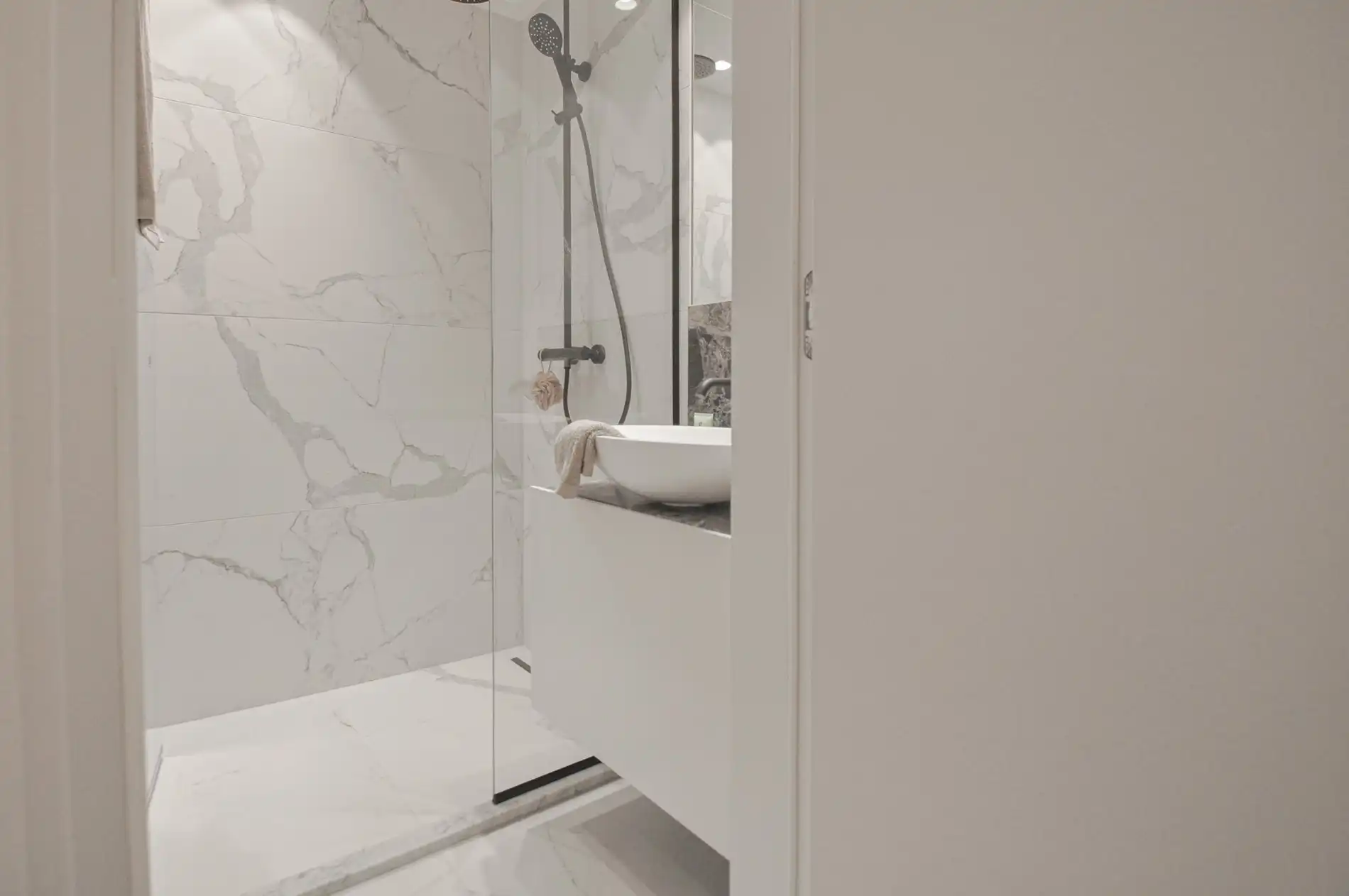 Volledig gerenoveerd appartement met twee ruime terrassen. foto 22