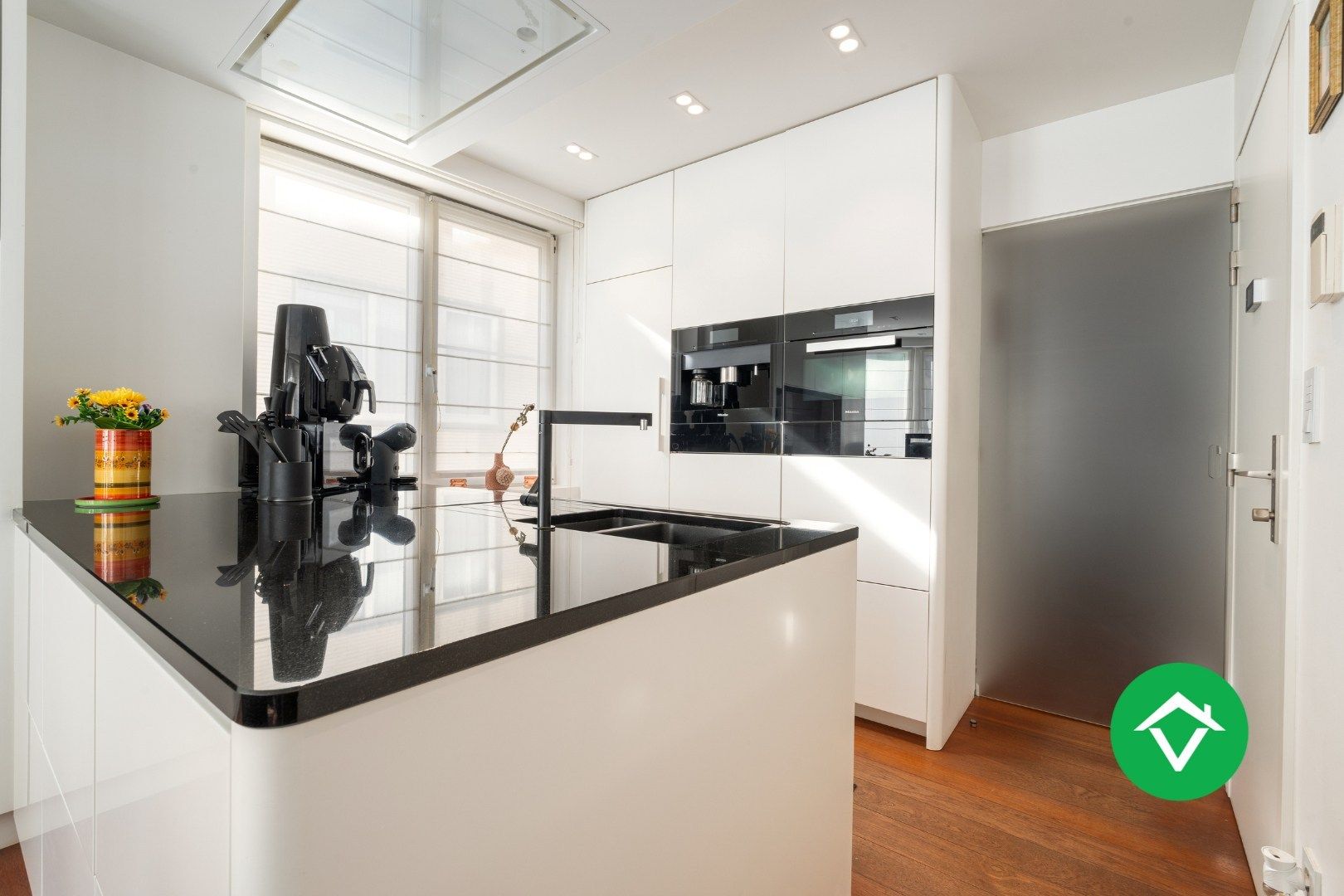 Instapklaar bemeubeld hoekappartement met 2 slaapkamers te koop in Oostende foto 12