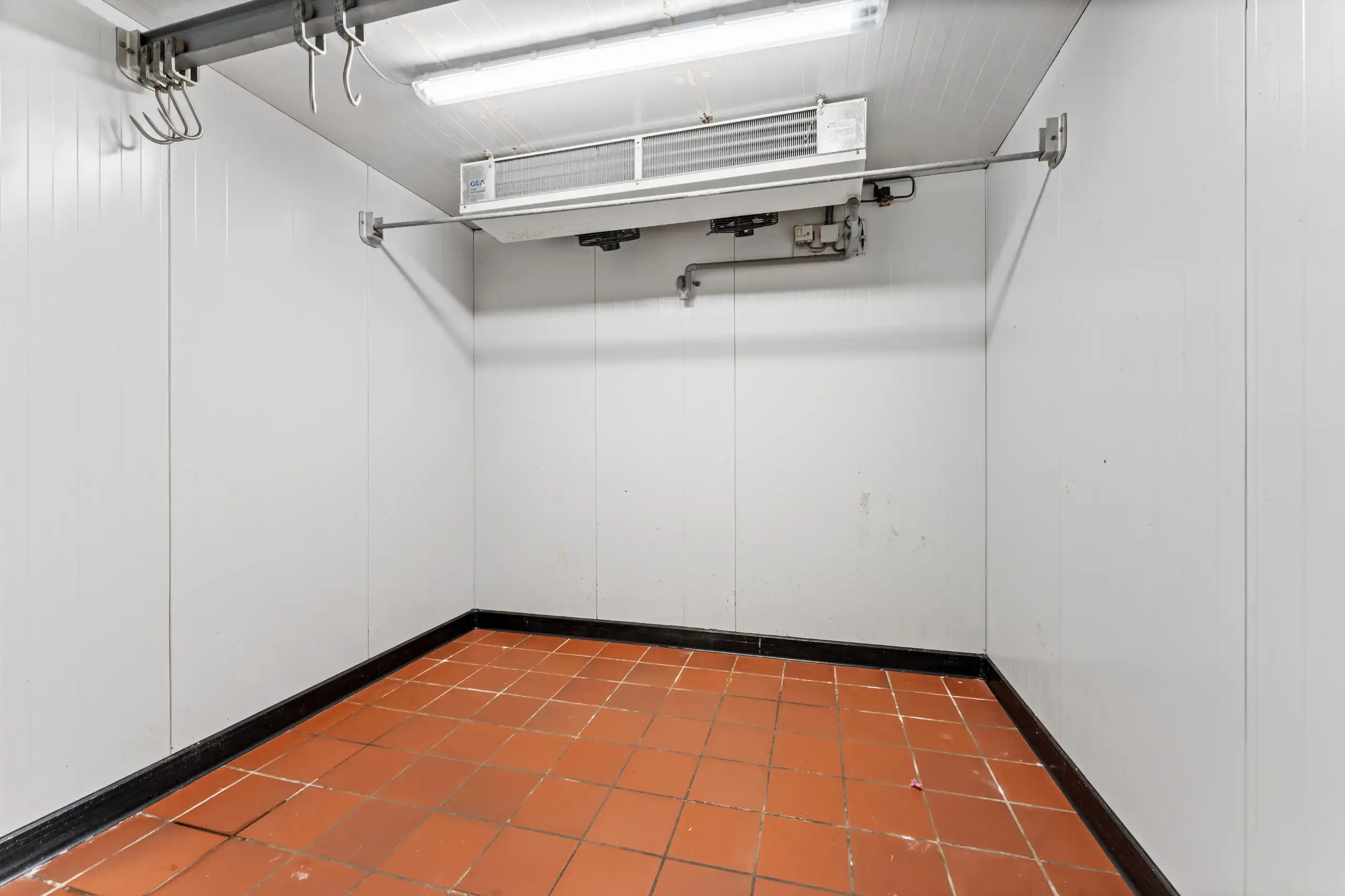 Centraal gelegen handelspand met parking, woonst, garages en veel potentieel foto 7