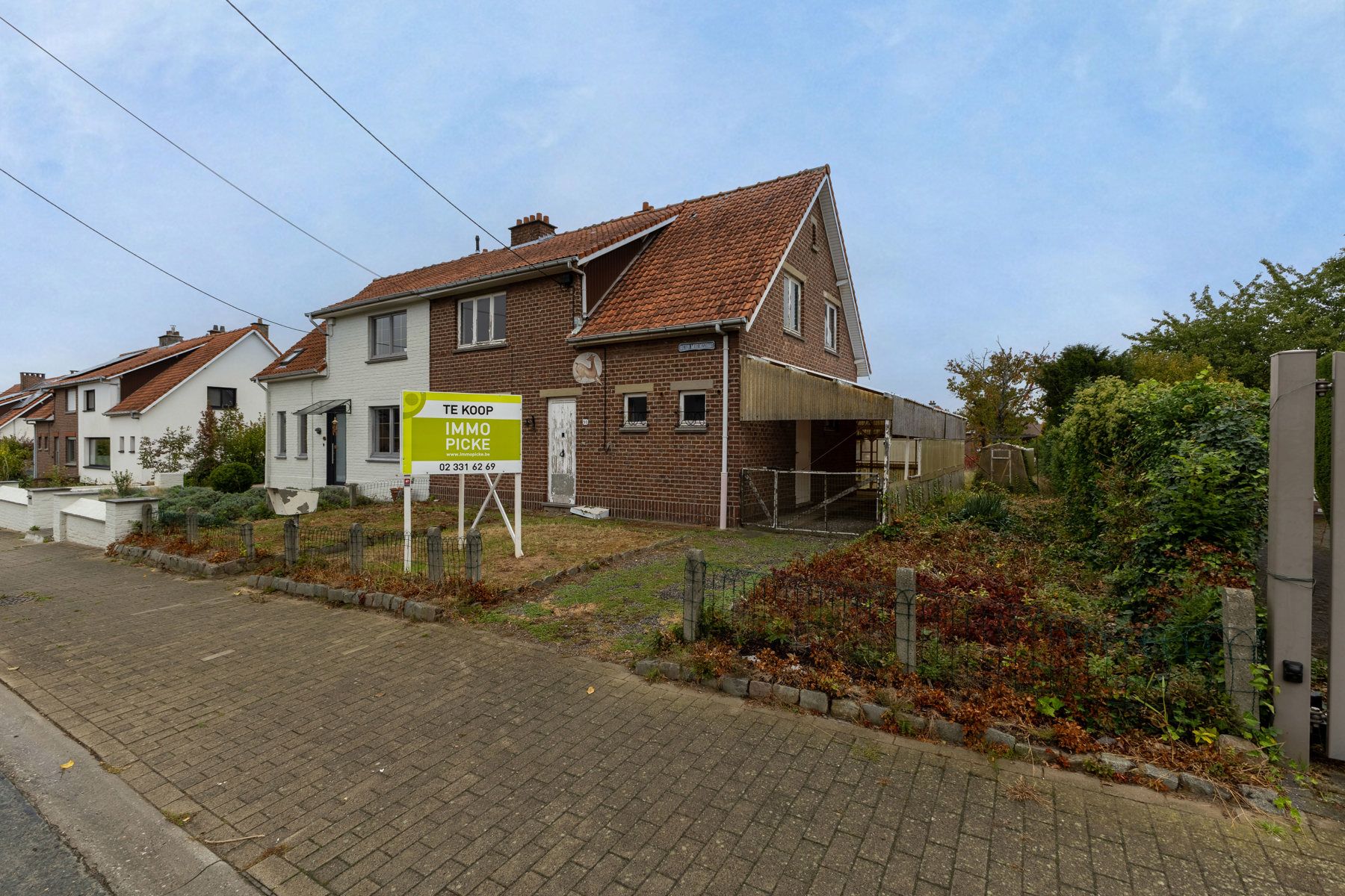 Gunstig gelegen te renoveren driegevelwoning foto 2