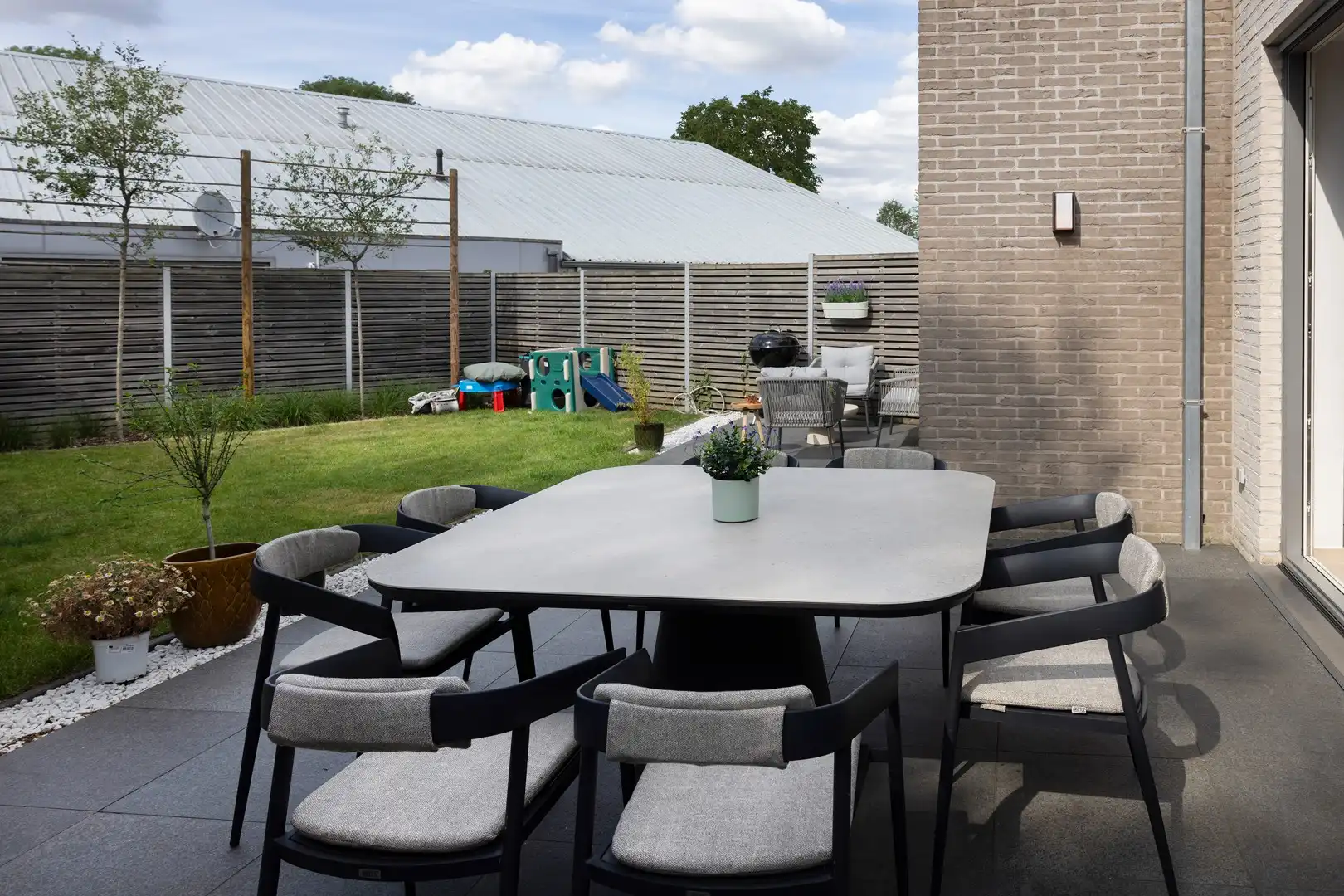 Verrassend ruime halfopen woning met 5 slaapkamers. foto 6