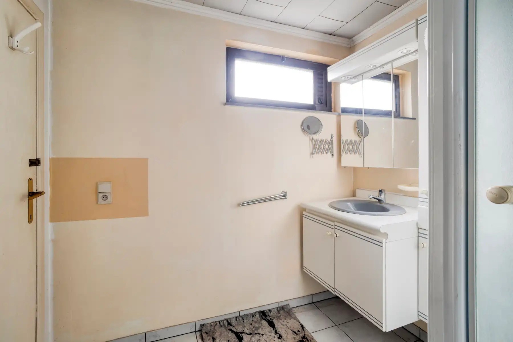 Te renoveren woning met ruime tuin aan Fort II Wommelgem. foto 9