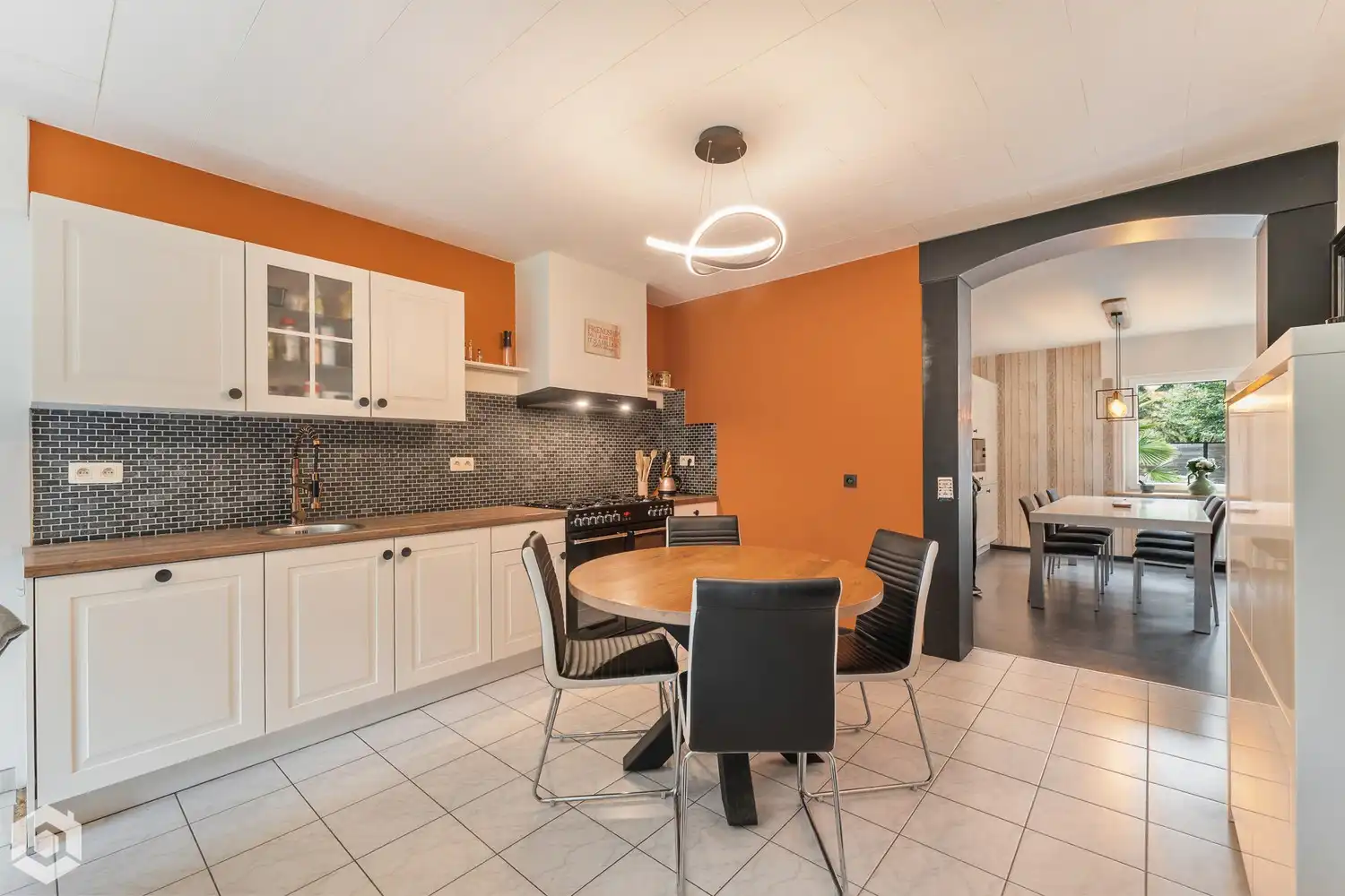 Prachtige gerenoveerde ruime woning in een groen kader foto 7
