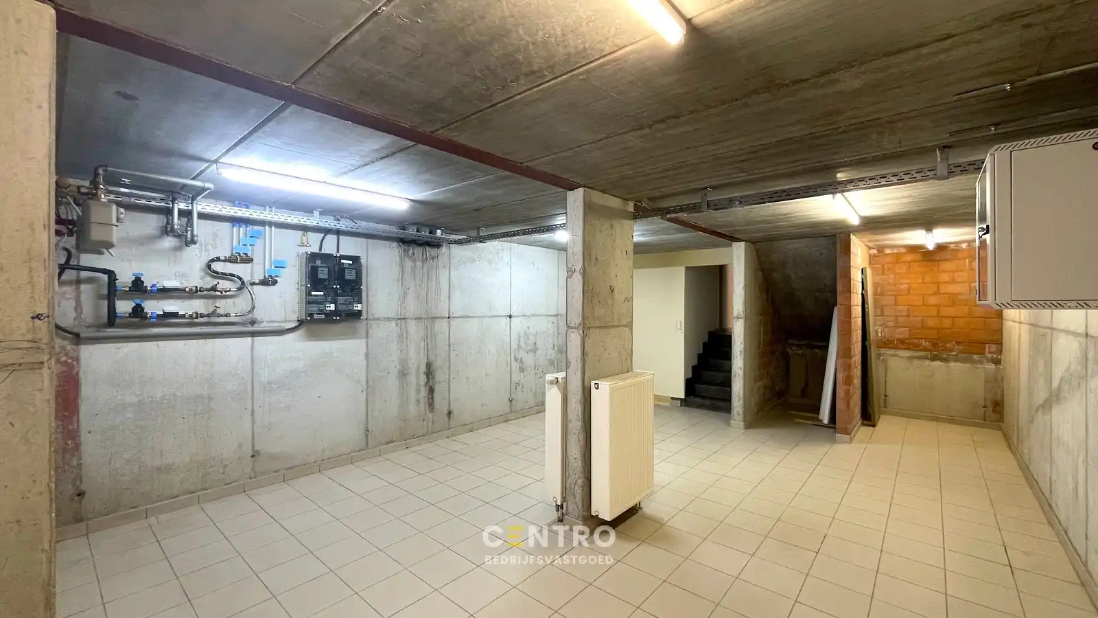 Instapklare & goed geïsoleerde KANTOORRUIMTE met ruime KELDER te huur, langs een strategische invalsweg van Brugge centrum. foto 11