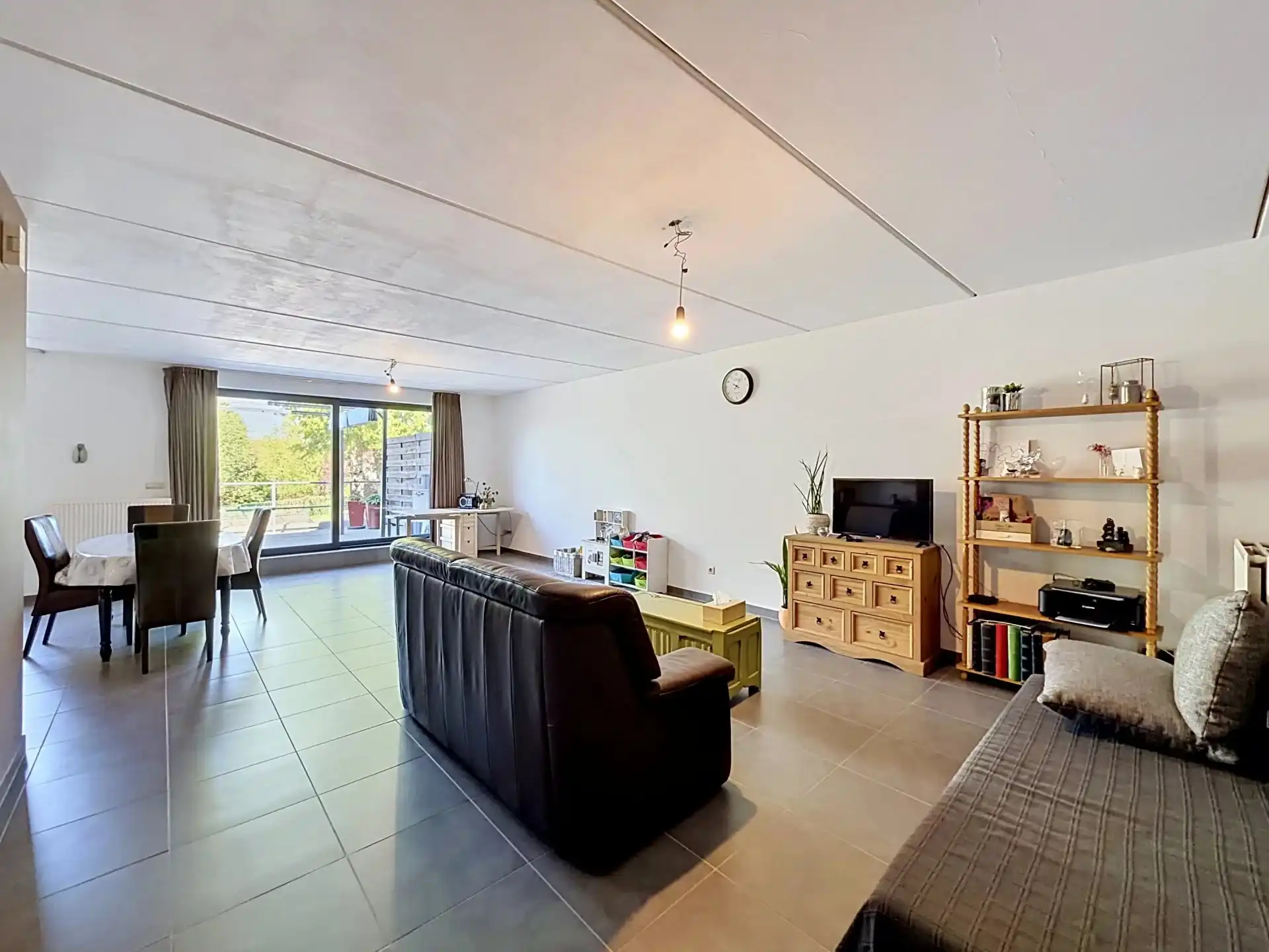 Ruim appartement met 2 slaapkamers, groot terras en staanplaats. foto 2