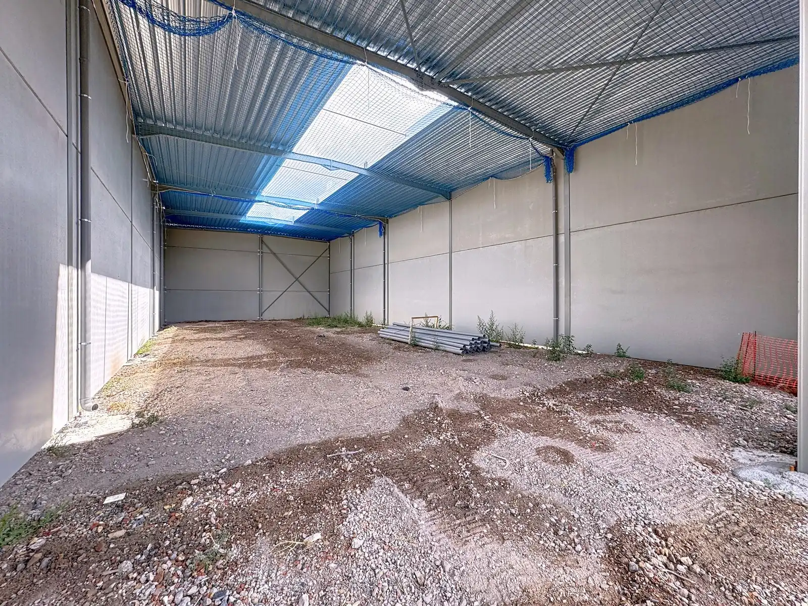 NB MAGAZIJN (203m²) inclusief 1 private PARKEERPLAATS op industriezone "Schatting" te Zedelgem foto 2