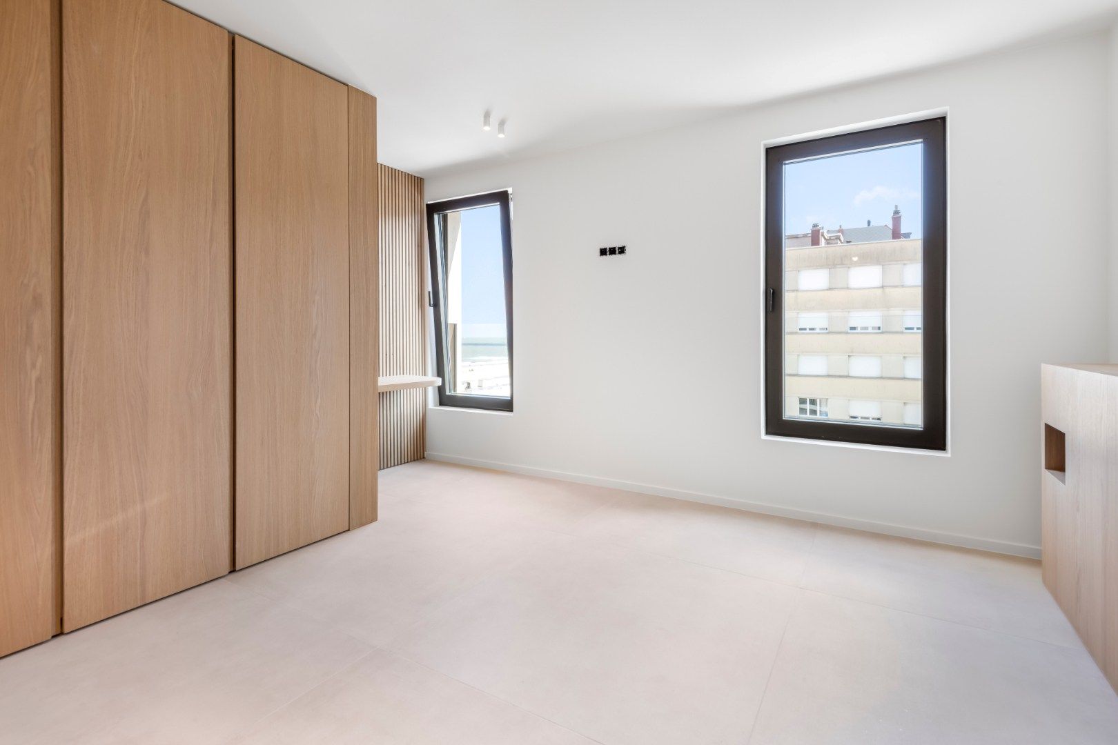 Nieuw, uitzonderlijk hoekappartement met frontaal zeezicht. INCLUSIEF inpandige garagebox.  foto 9