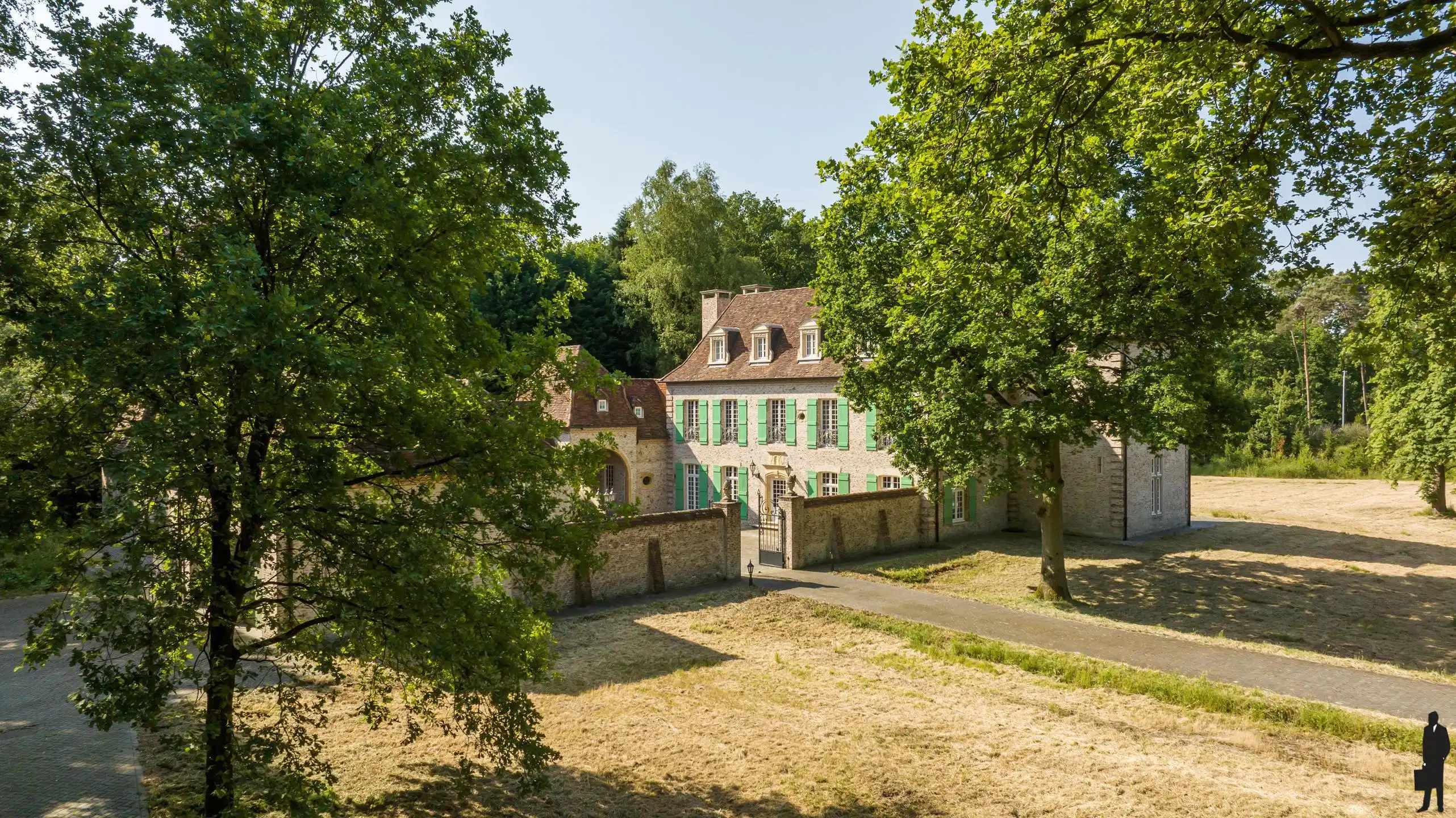 Uniek perceel met U-vorm woning, wellness én conciërgewoonst / zorgwonen en dit op ca. 2.8 hectare! foto {{pictureIndex}}