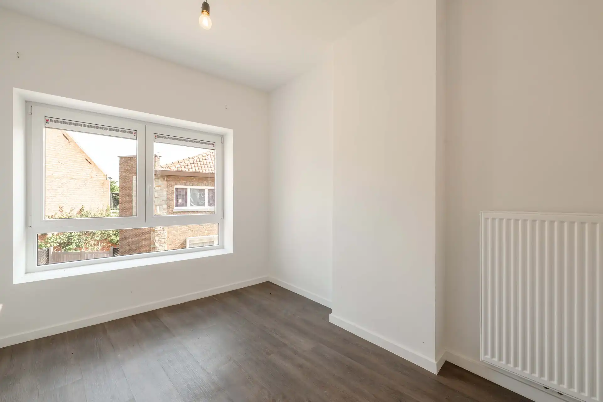 Volledig gerenoveerde rijwoning met 3 slaapkamers, 2 badkamers & gezellige binnenkoer in Wevelgem foto 9