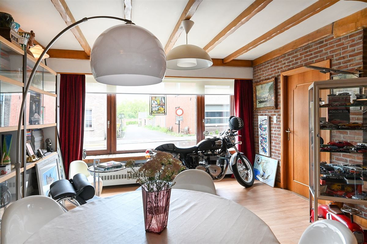 Gelegen in de rustige Voogdijstraat, op wandelafstand van het centrum van Duffel, vind je deze eerlijke, goed onderhouden woning boordevol mogelijkheden. De huidige huurder heeft ze jarenlang met zorg bewoond, maar een frisse wind – en een beetje lie foto 3