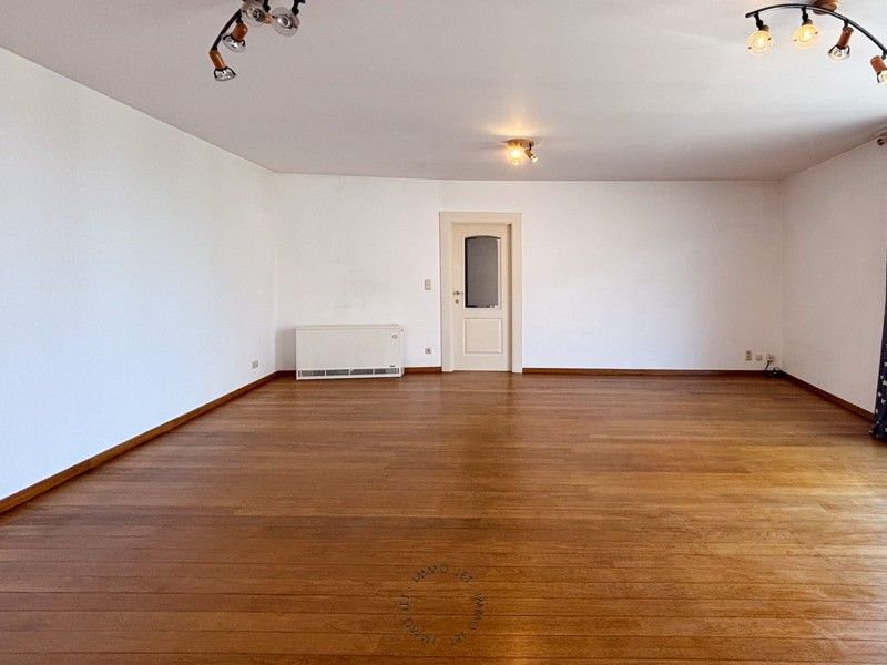 Instapklaar en lichtrijk appartement met staanplaats nabij centrum Beveren foto 3