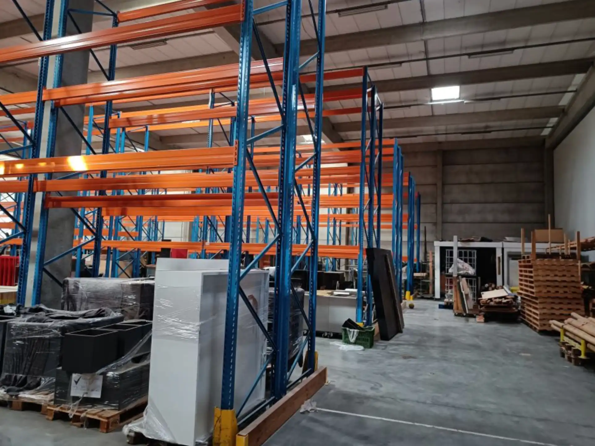 Magazijn met kantoorruimte te huur in Mechelen.  foto 2