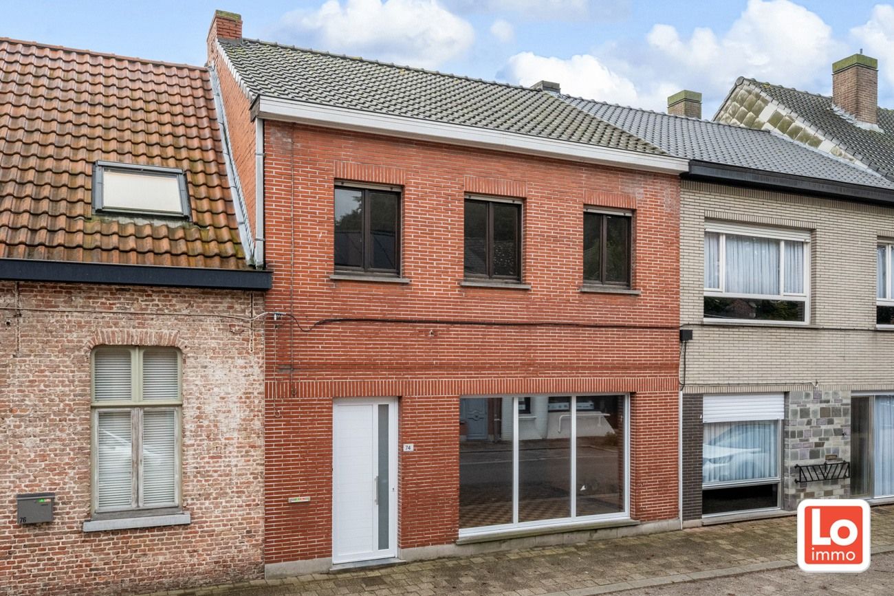Hoofdfoto van de publicatie: VERKOCHT! Ruime te renoveren woning met een afzonderlijke garage op een toplocatie in het centrum van Beervelde!