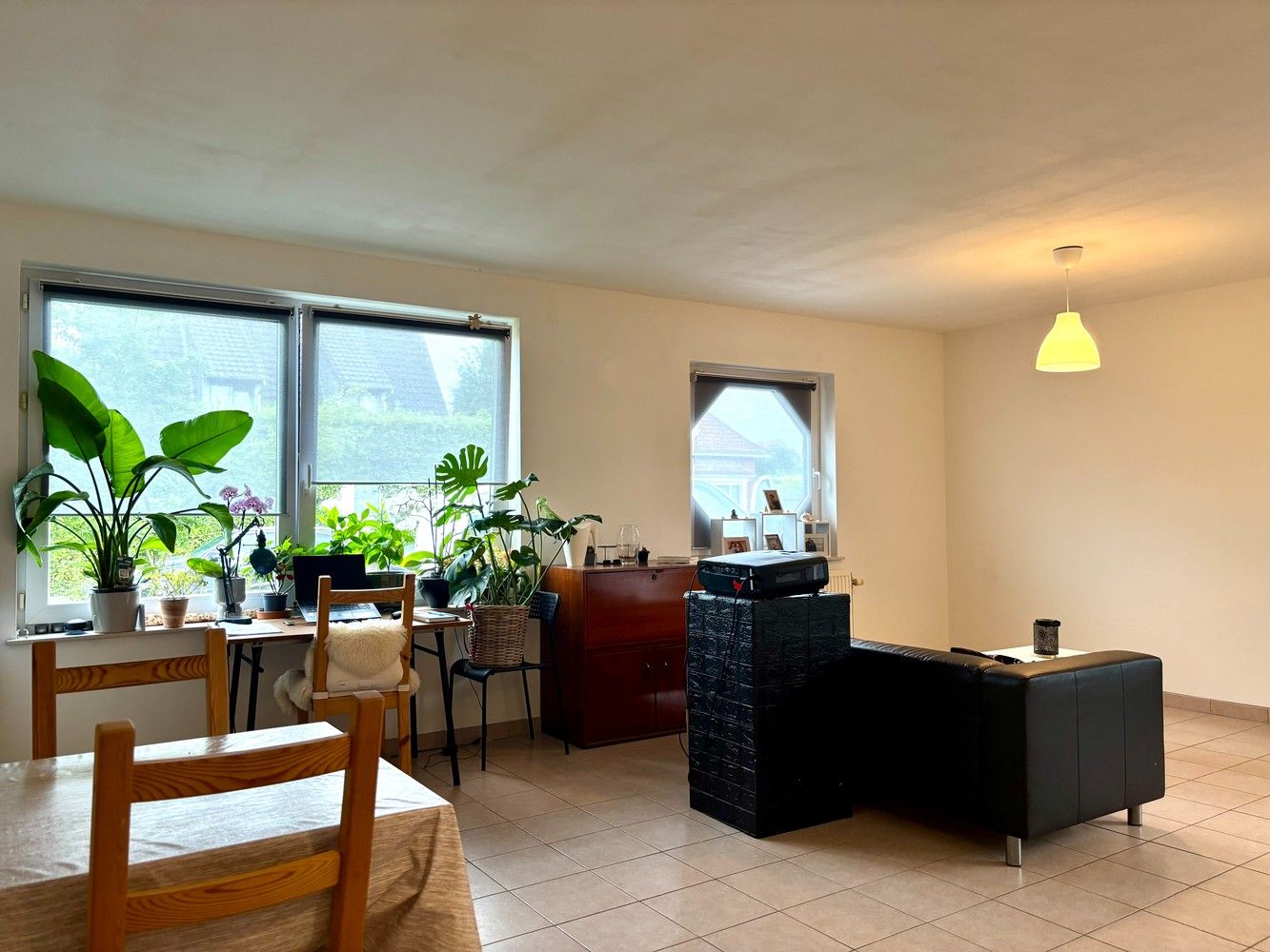 Instapklaar gelijkvloers appartement met aparte ingang, tuin en 2 staanplaatsen te Emblem! foto 4