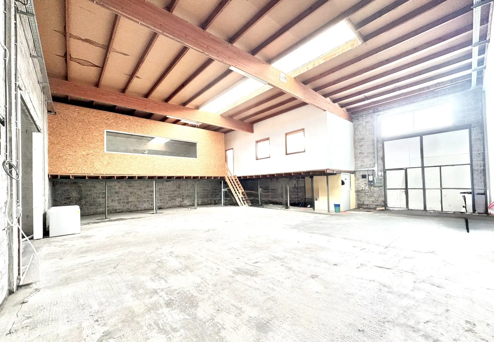 MAGAZIJN MET PLATFORM - 189 M² foto {{pictureIndex}}