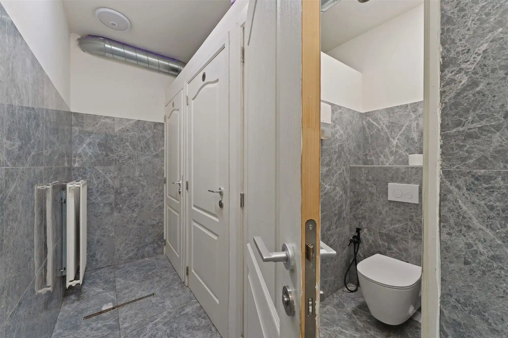 GERENOVEERD (2021) HANDELSPAND VAN 206 m2 MET EEN TE RENOVEREN BOVENLIGGEND APPARTEMENT (124 m2) MET 2 SLAAPKAMERS GELEGEN TE BERINGEN foto 11