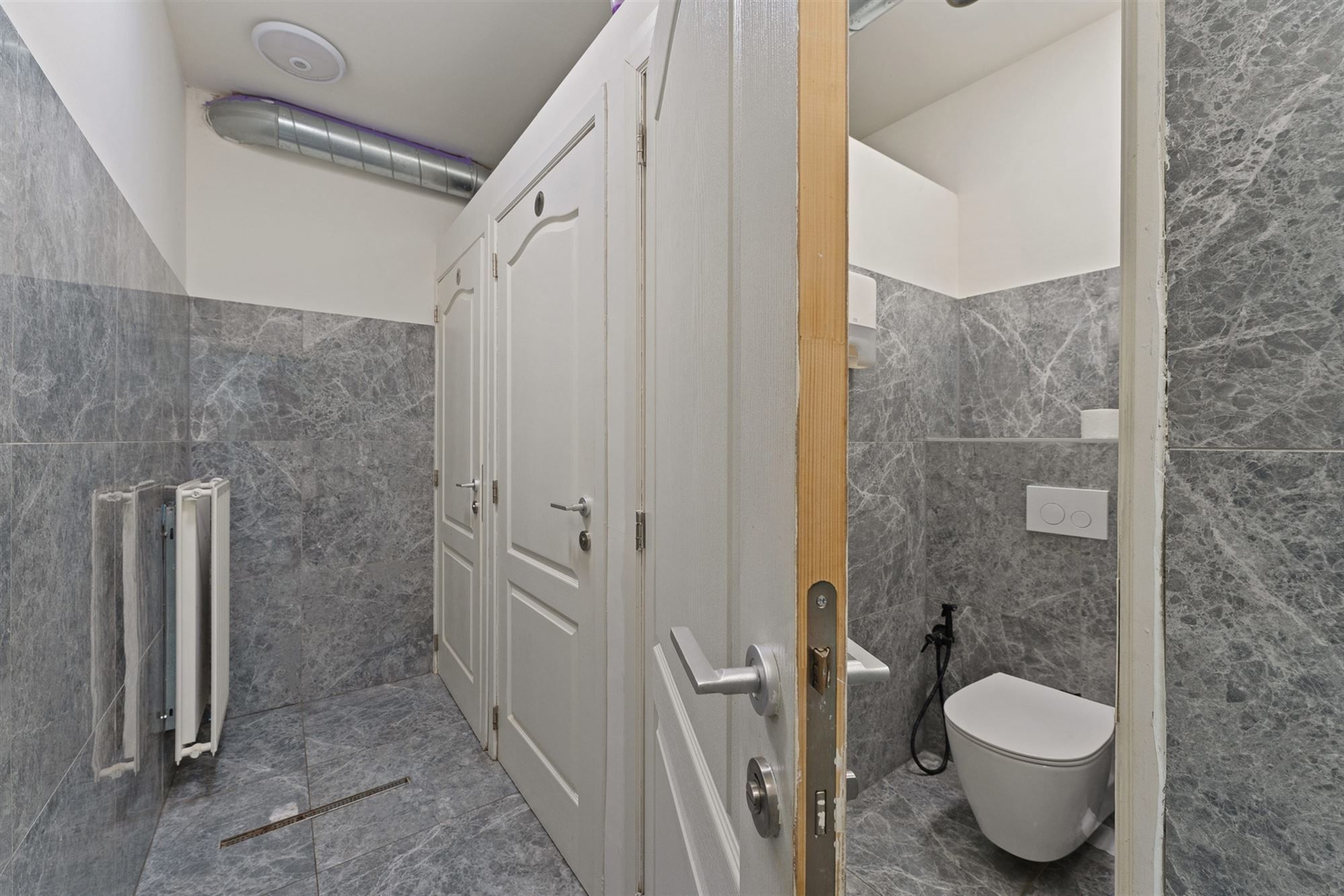 GERENOVEERD (2021) HANDELSPAND VAN 206 m2 MET EEN TE RENOVEREN BOVENLIGGEND APPARTEMENT (124 m2) MET 2 SLAAPKAMERS GELEGEN TE BERINGEN foto 11