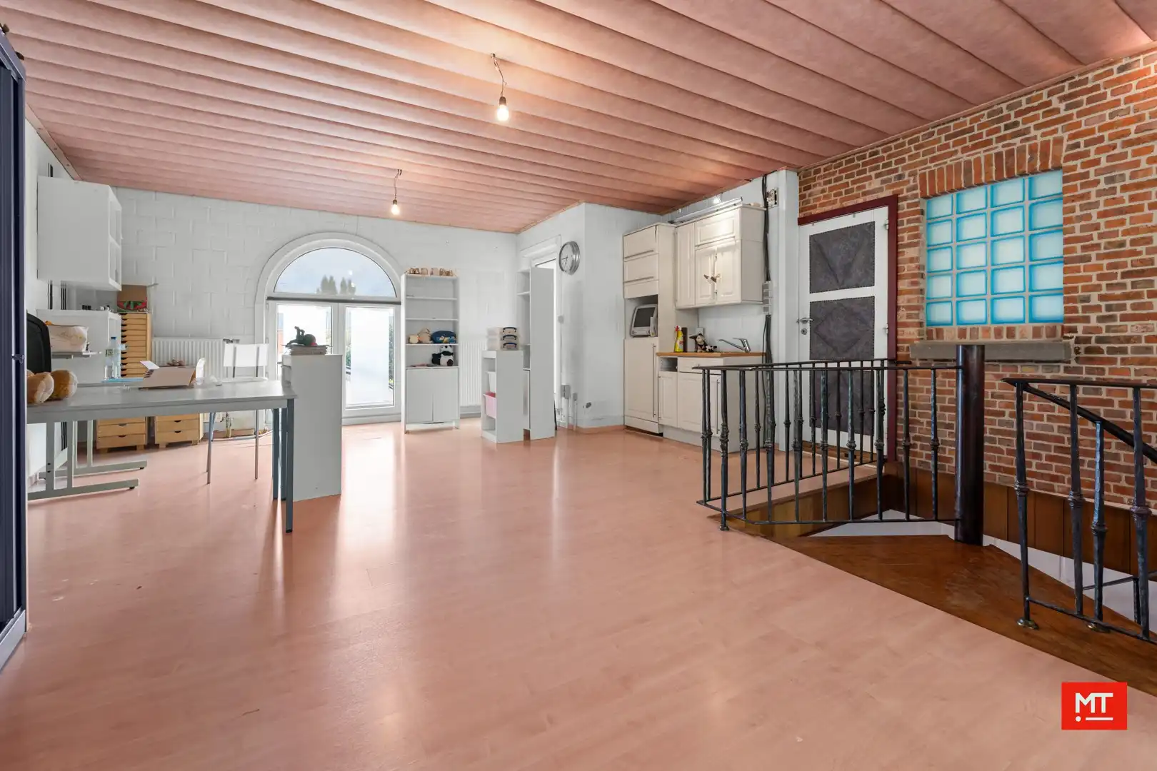 Bijzonder ruime woning met opslagruimte, dubbele garage en uitweg in centrum Langemark foto 21