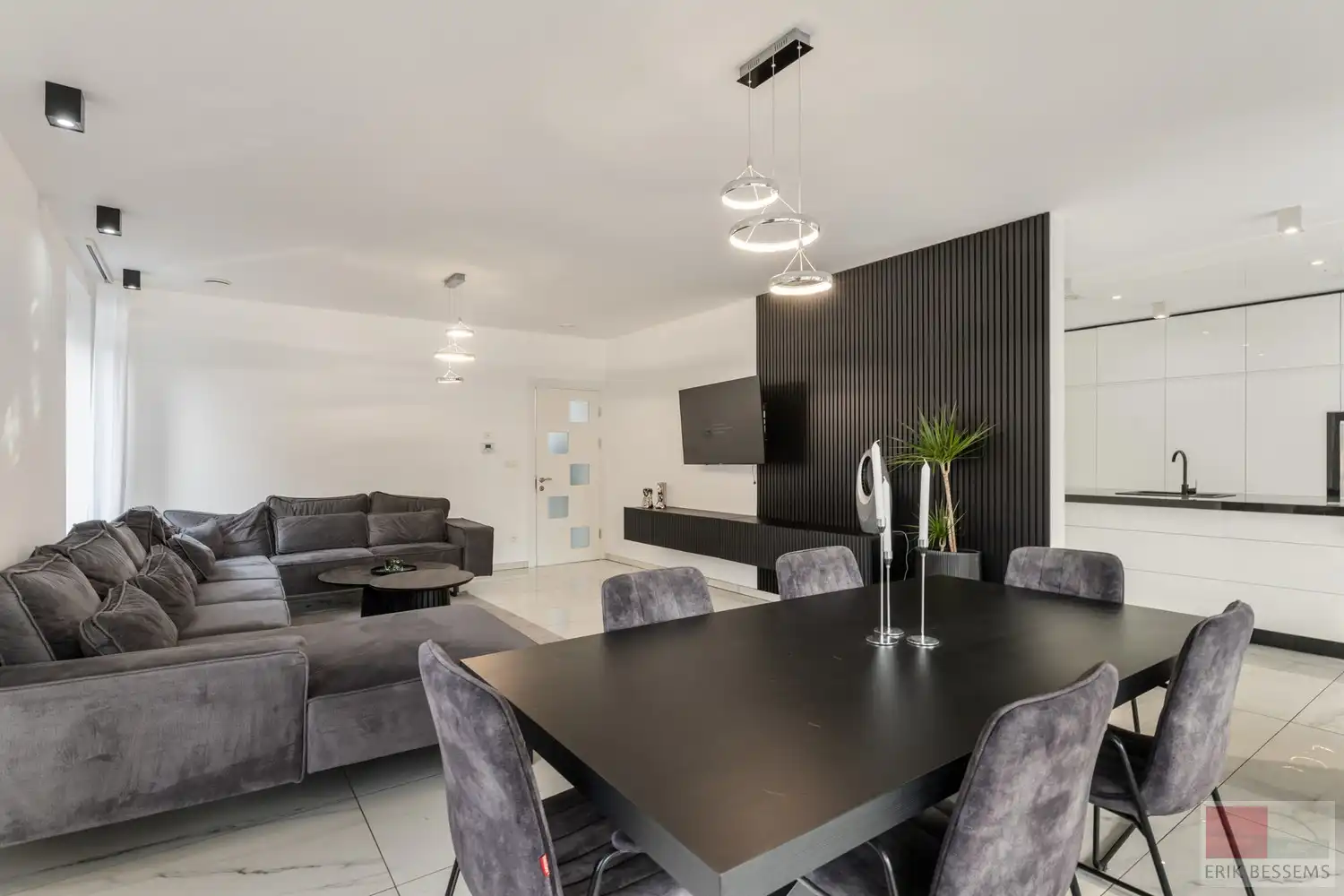 Prachtige en ruime woning met een woonoppervlakte van ca. 277 m², gebouwd in 2018 met vloerverwarming en voorzien van 5 volwaardige slaapkamers en 3 badkamers foto 12