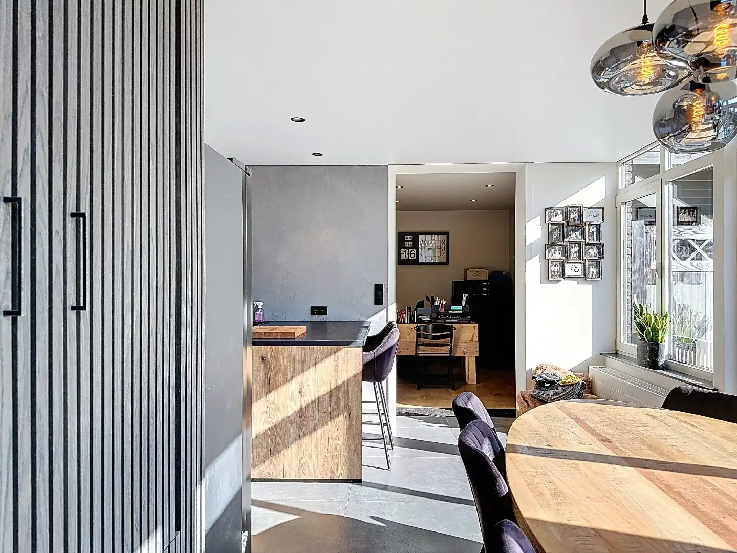 Instapklare twee-onder-een-kapwoning met uitbouw, luxe overkapping en zonnige tuin op het westen  foto 14