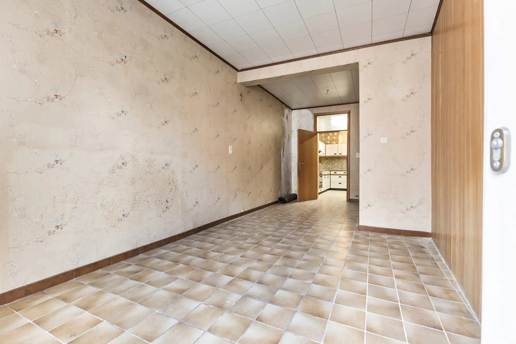 Te renoveren woning met 2 slaapkamers, zolder en tuin foto 3