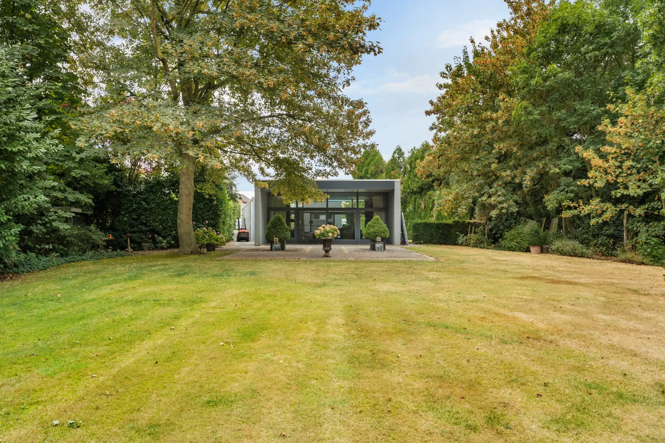 Architecturale villa met zwembad en parktuin foto 29