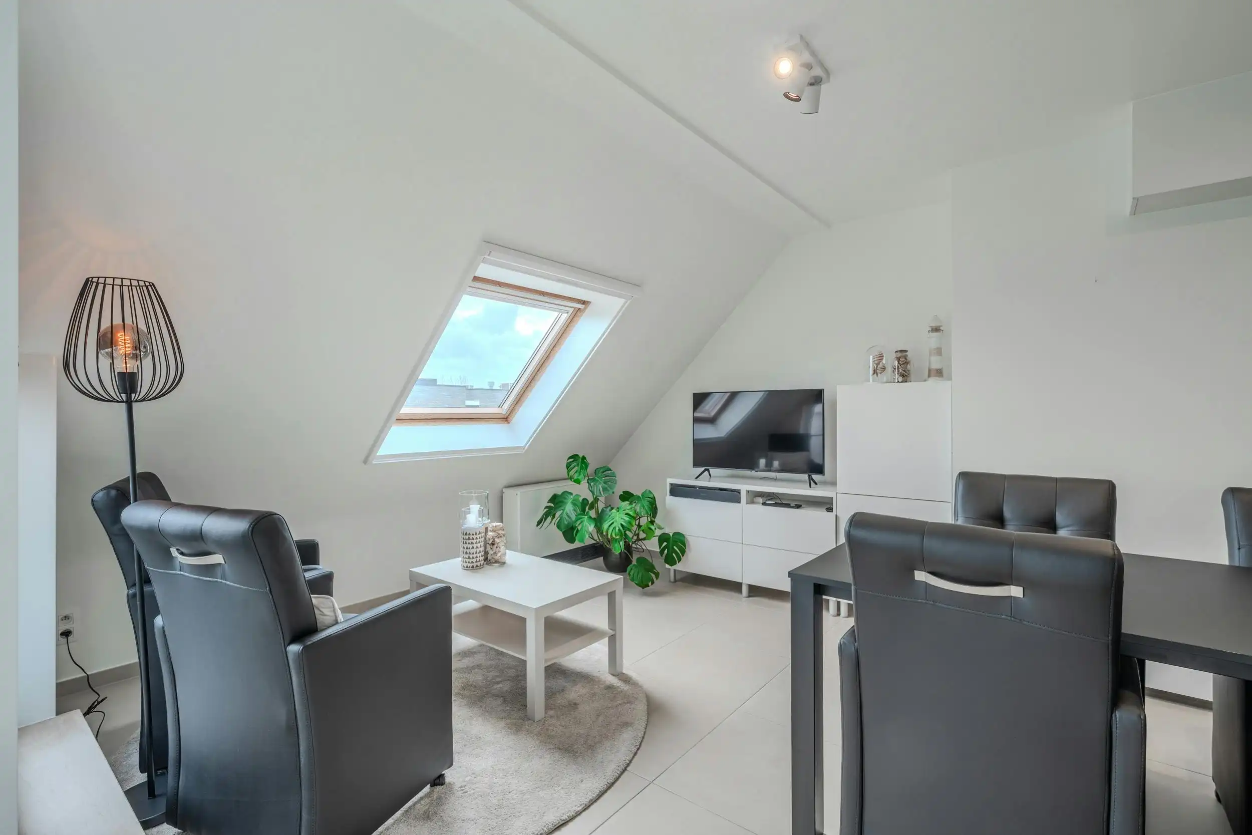 Recent éénslaapkamer appartement met terras vlakbij Zeedijk! foto 3