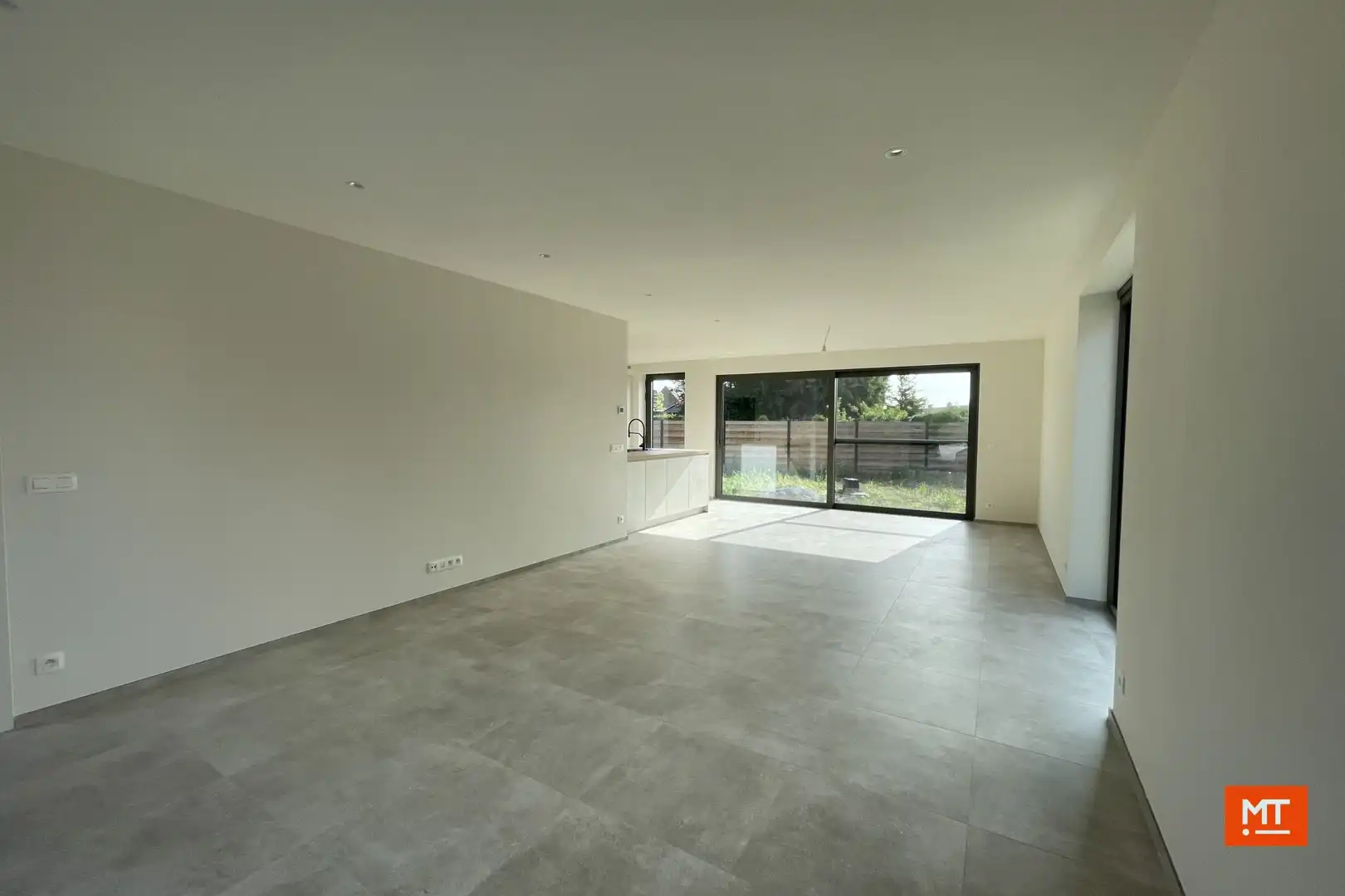 Nieuwbouwwoning te huur met 3 ruime slaapkamers en carport foto 2