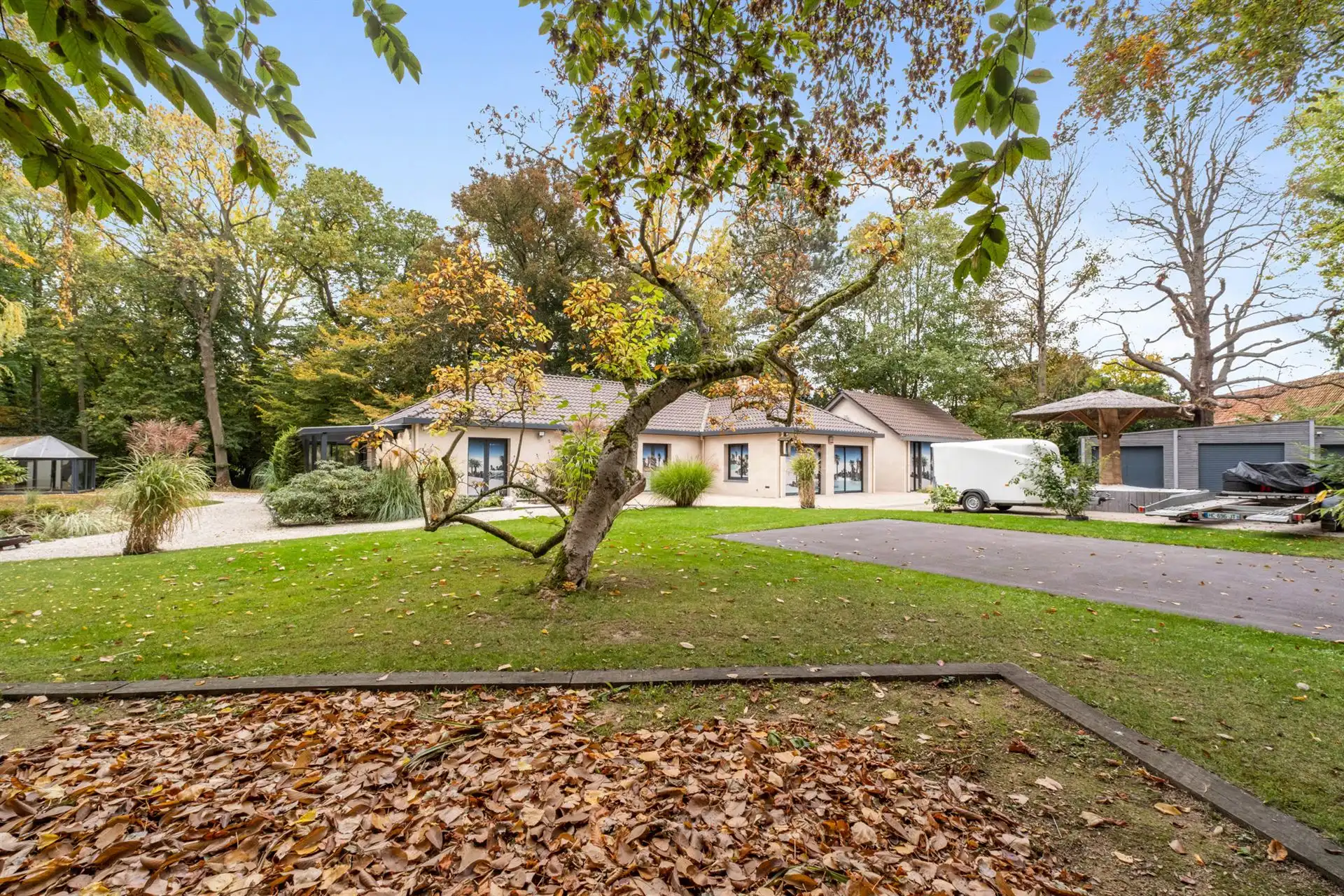 Mooi gelijkvloerse villa foto {{pictureIndex}}