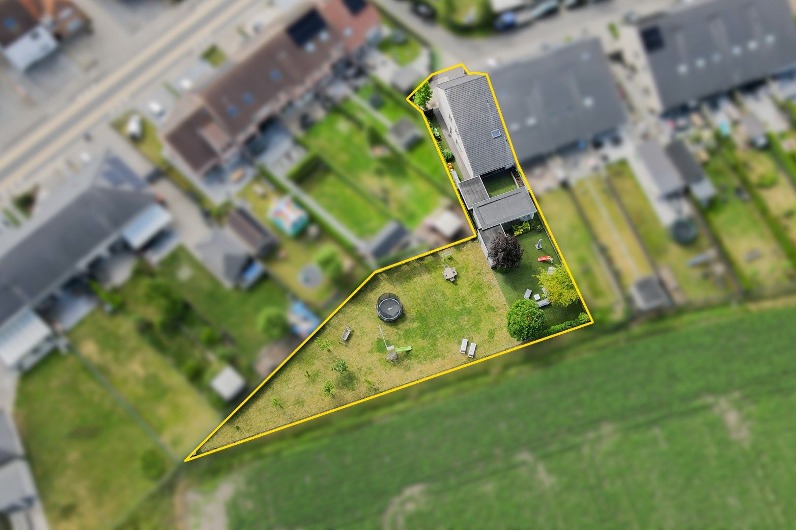 Ruime gezinswoning op een perceel van 1.131m² foto {{pictureIndex}}