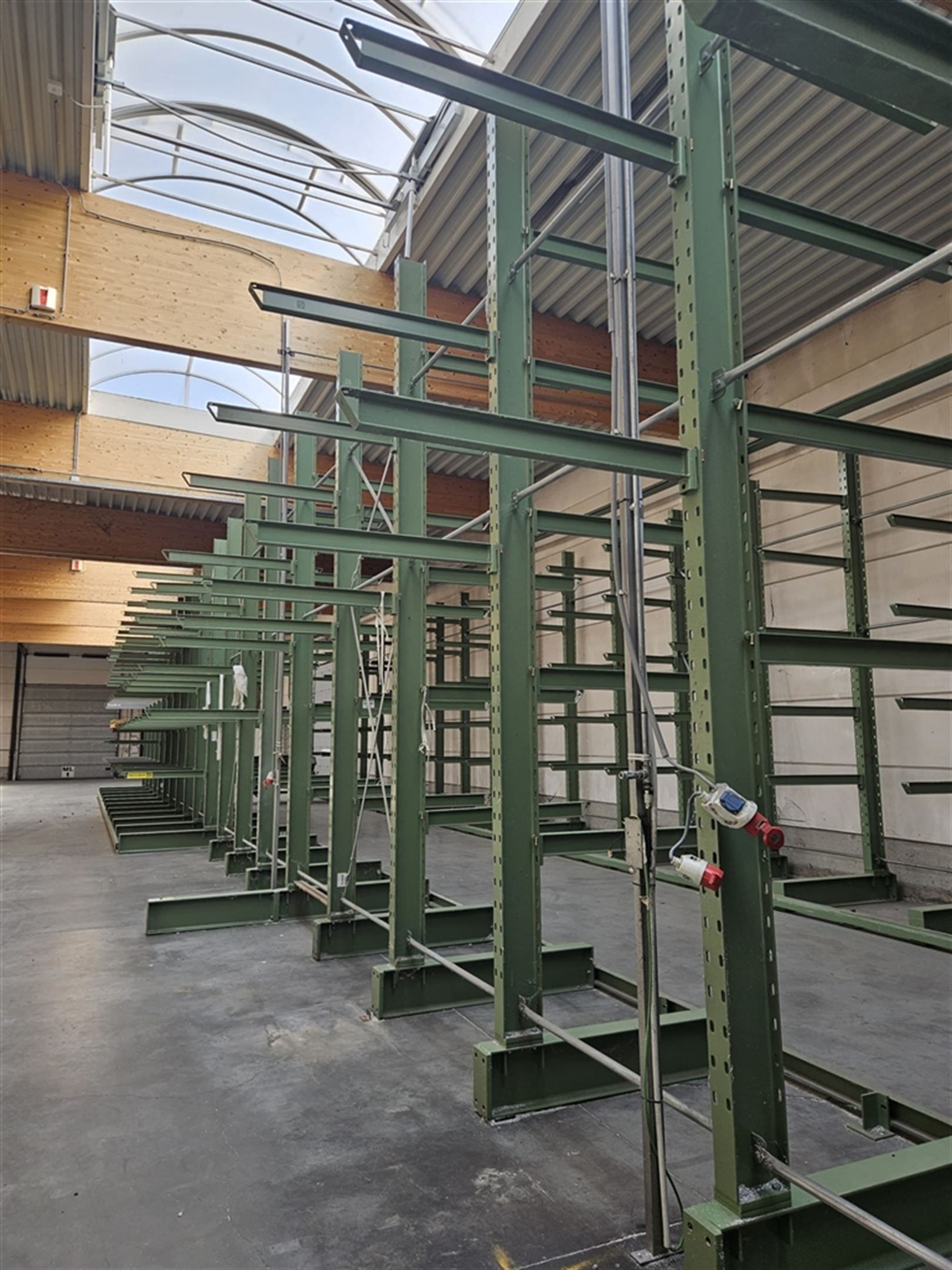 Magazijnen met verhard terrein en kantoren foto 12