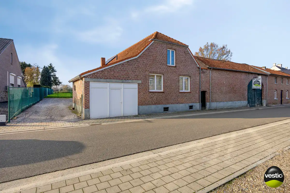 Hoofdfoto van de publicatie: HOEVEWONING OP 26A85CA IN STADSRAND BILZEN.