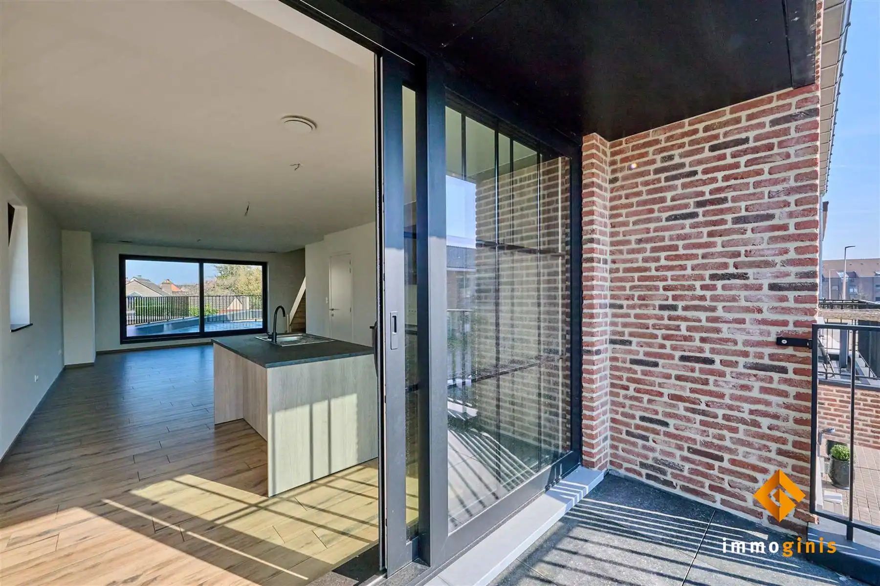 Ruim duplexappartement met 2 slaapkamers, groot terras, kelderberging en carport. foto 14