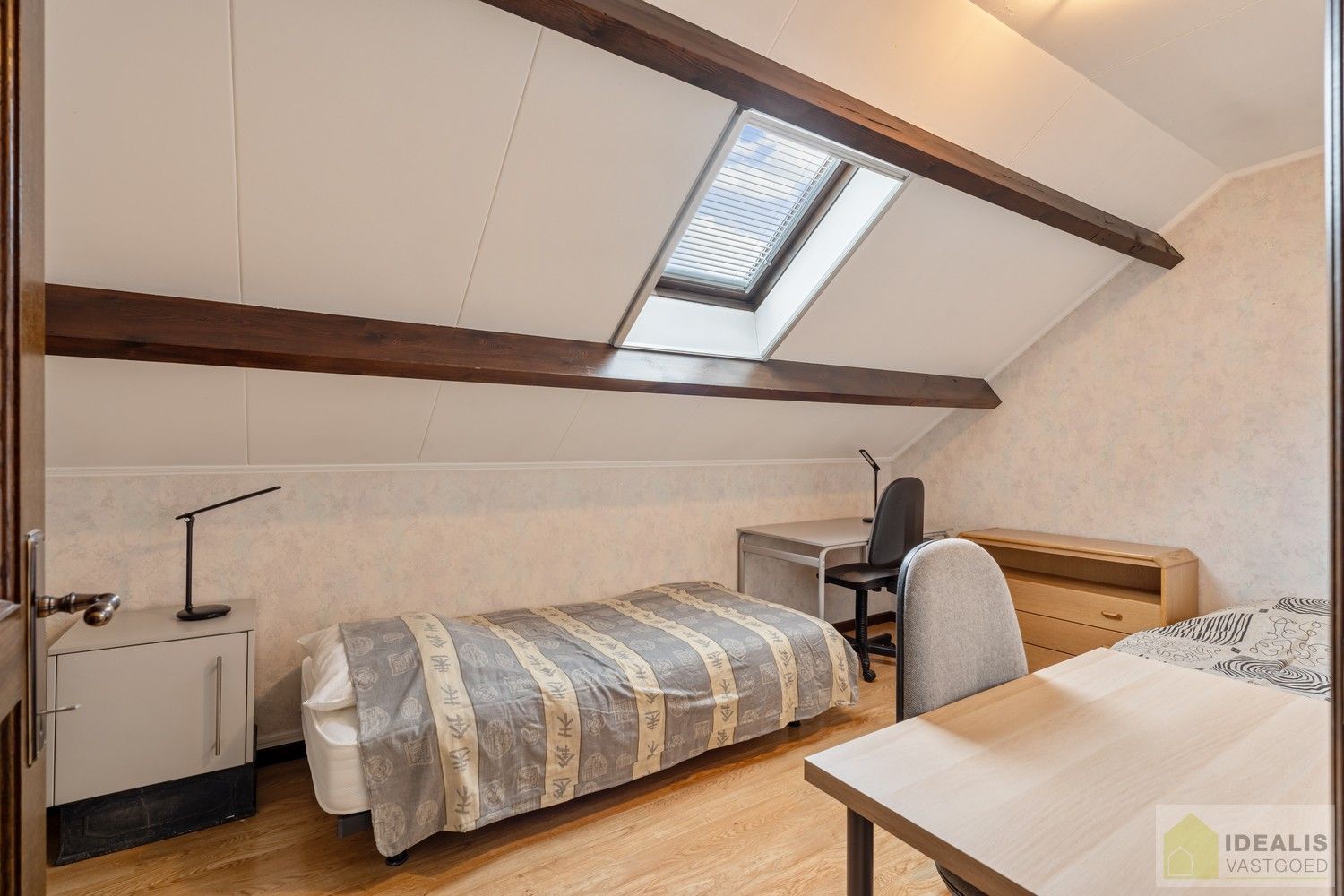 RUIME, INSTAPKLARE EN ENERGETISCH AANGEPASTE WONING VOORZIEN VAN 15 ZONNEPANELEN EN ZONNEBOILER. RIANTE WOONKAMER, KNAPPE KEUKEN, APART BUREEL, APARTE HOBBYRUIMTE, FIJNE WASPLAATS, 4 SLAAPKAMERS, 2 BADKAMERS EN INPANDIGE GARAGE! foto 44