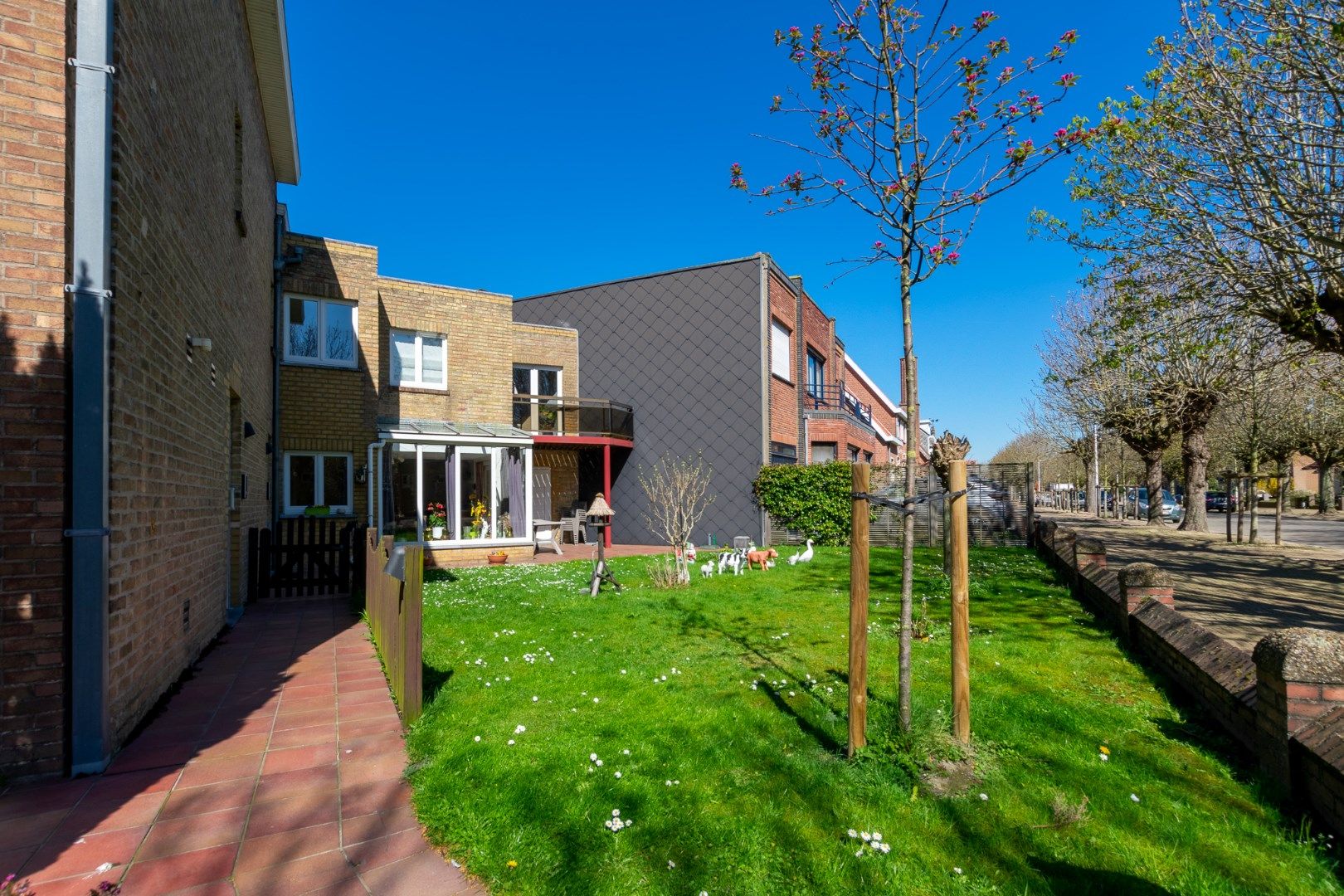 Gebouw bestaande uit 2 verhuurde appartementen met aparte ingang en 2 garages op mooie locatie te Nieuwpoort-Stad is de idéale investering.  foto 10