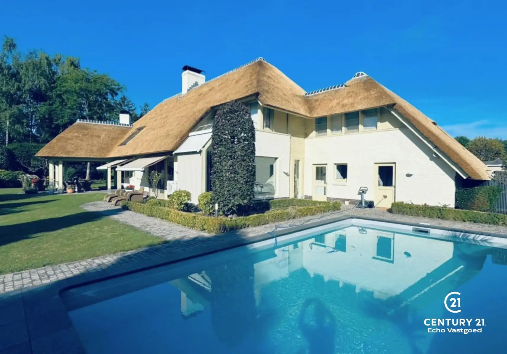 Ruime, charmante villa op royaal perceel met zwembad foto {{pictureIndex}}