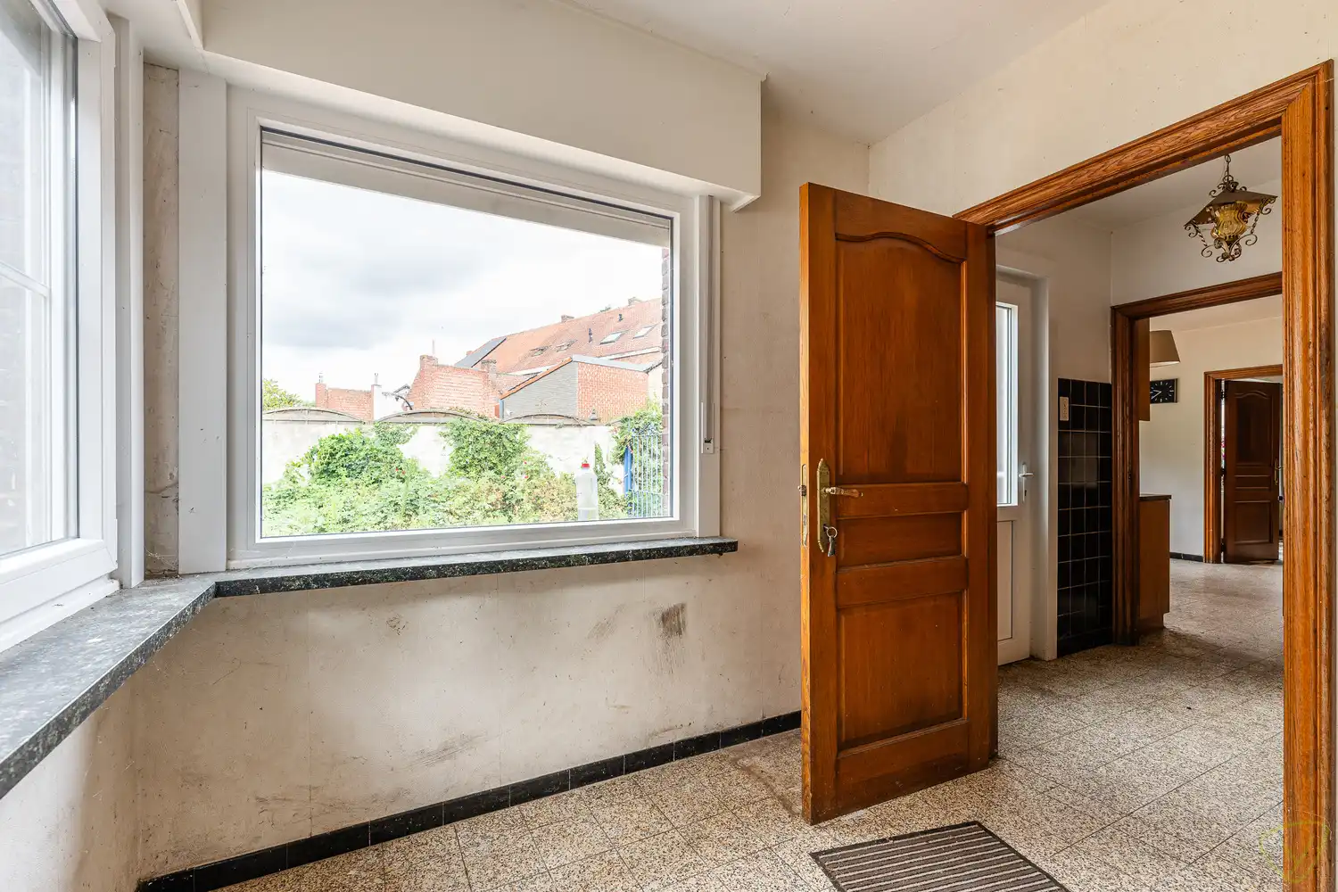 Ruime gezinswoning te koop in Eeklo met 3 slaapkamers met een ruime loods achteraan, die perfect voor een combinatie van comfortabel wonen en werken kan zijn. foto 10