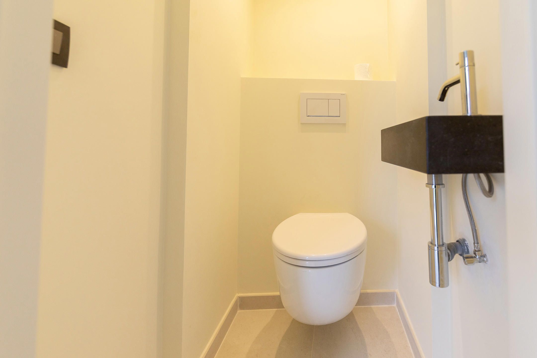 Gerenoveerde woning in een rustige straat foto 13