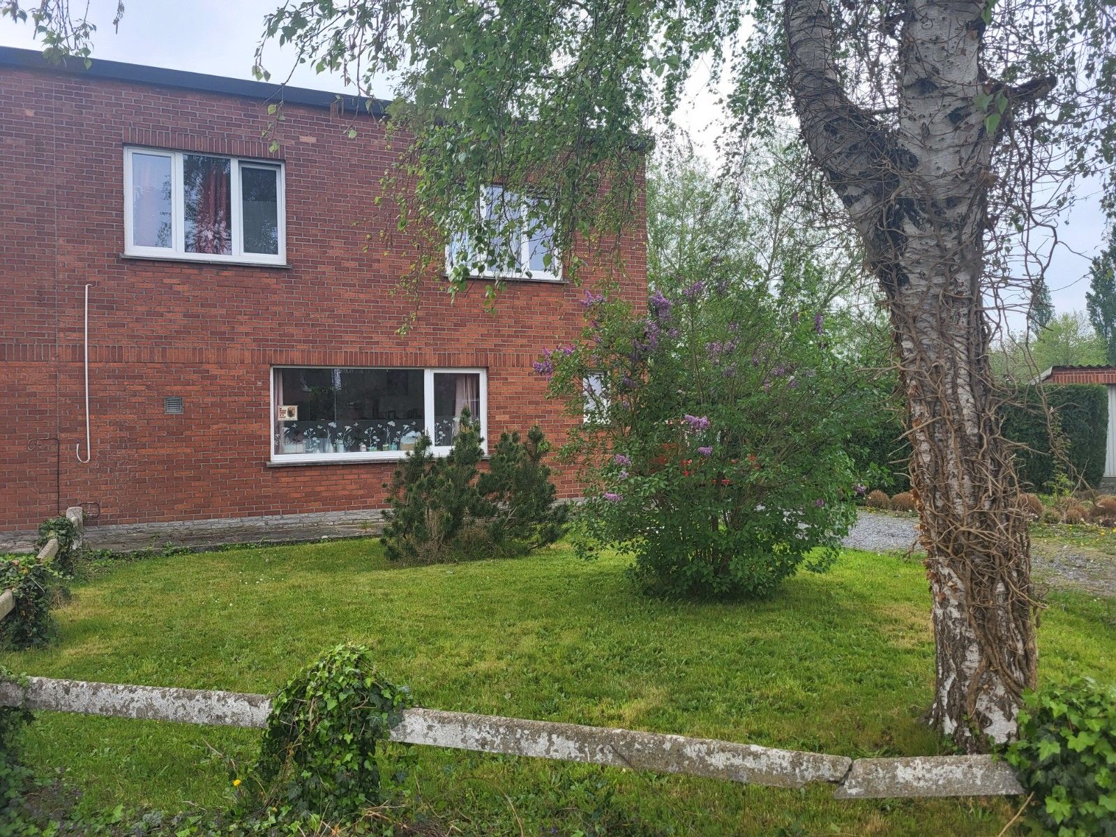 Halfopen gezinswoning in rustige wijk foto 2