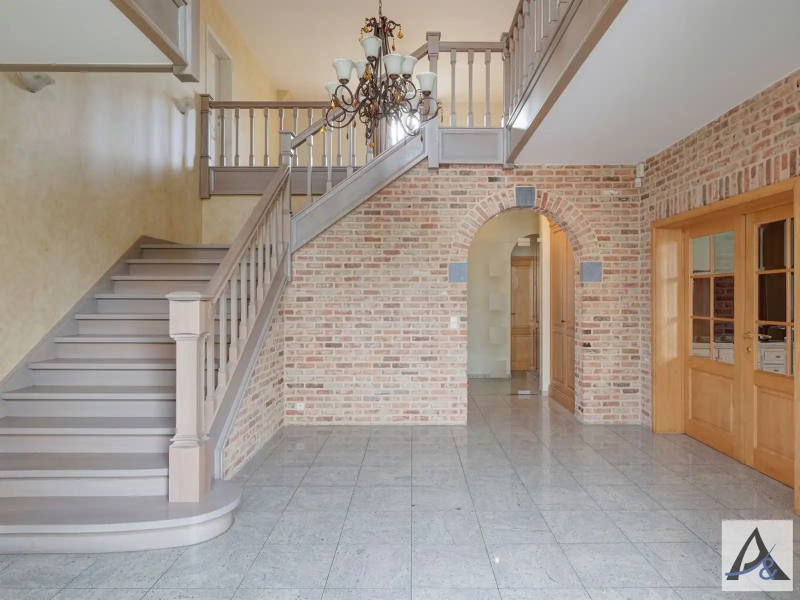 Exclusieve villa met ruime loods in hartje Munsterbilzen foto 20