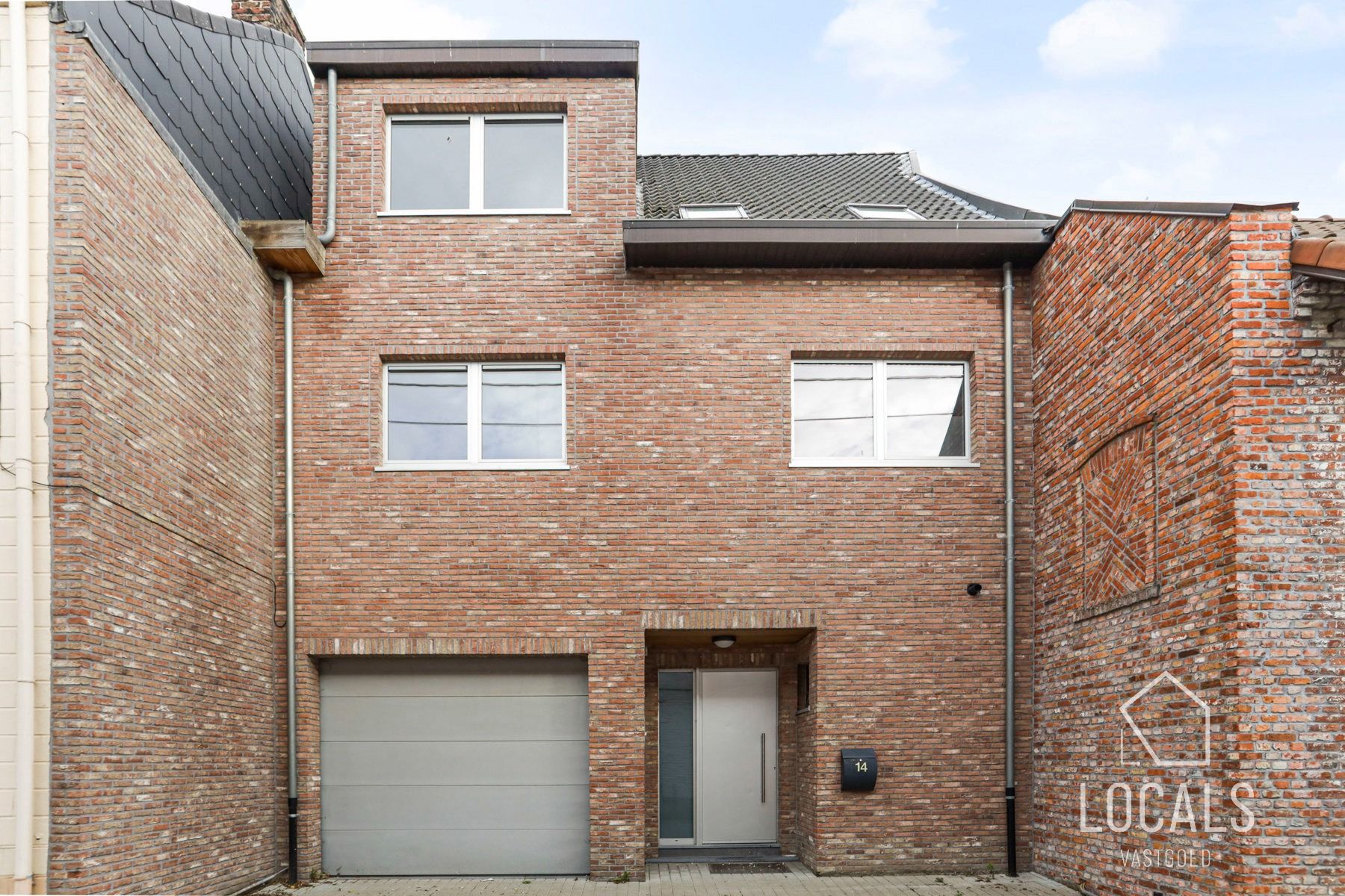 Ruime woning met 4 slaapkamers, 2 badkamers, garage & tuin!  foto 1