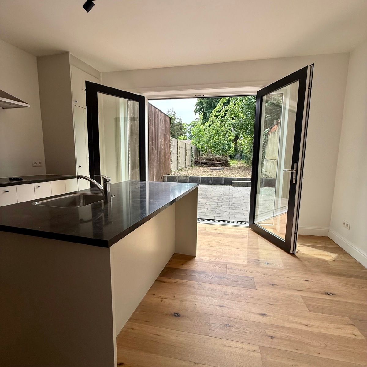 Gerenoveerde stadswoning met 3 slpks en riante tuin foto {{pictureIndex}}