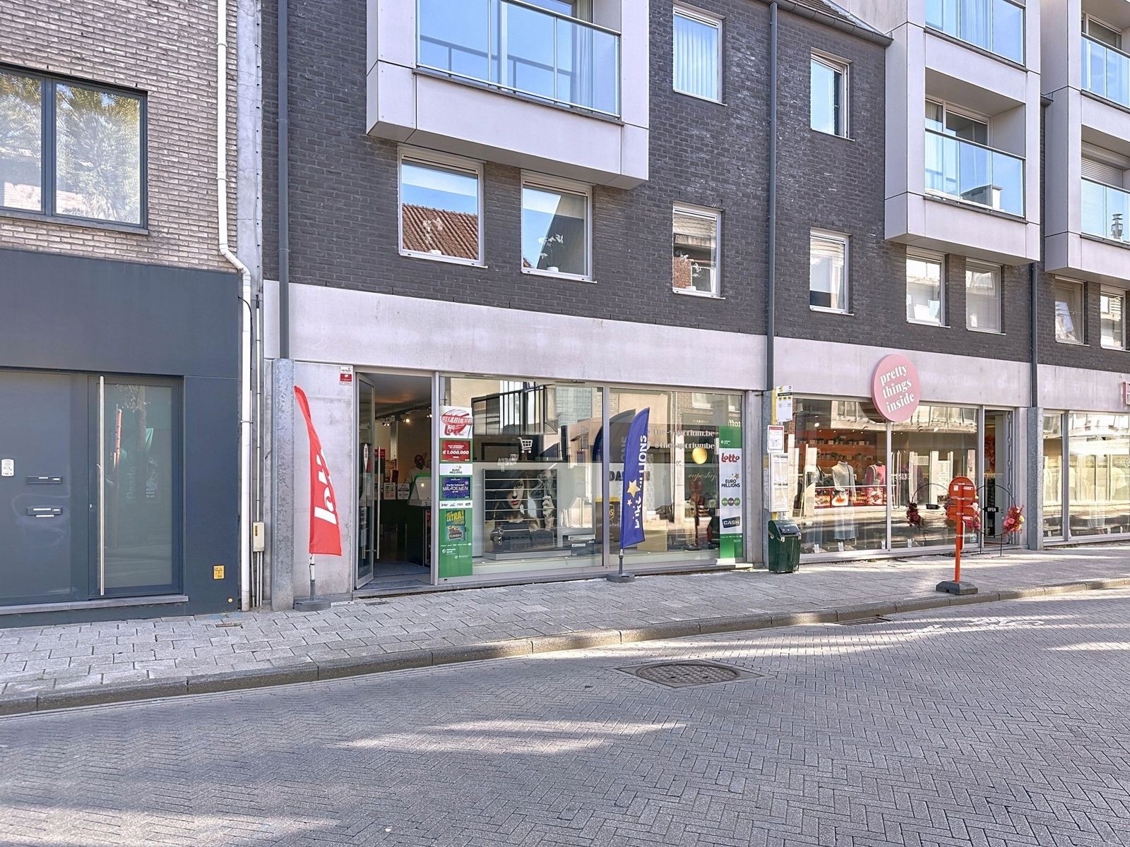Handelsruimte te koop in centrum Aartselaar – met ruime vitrine en A-label EPC foto {{pictureIndex}}