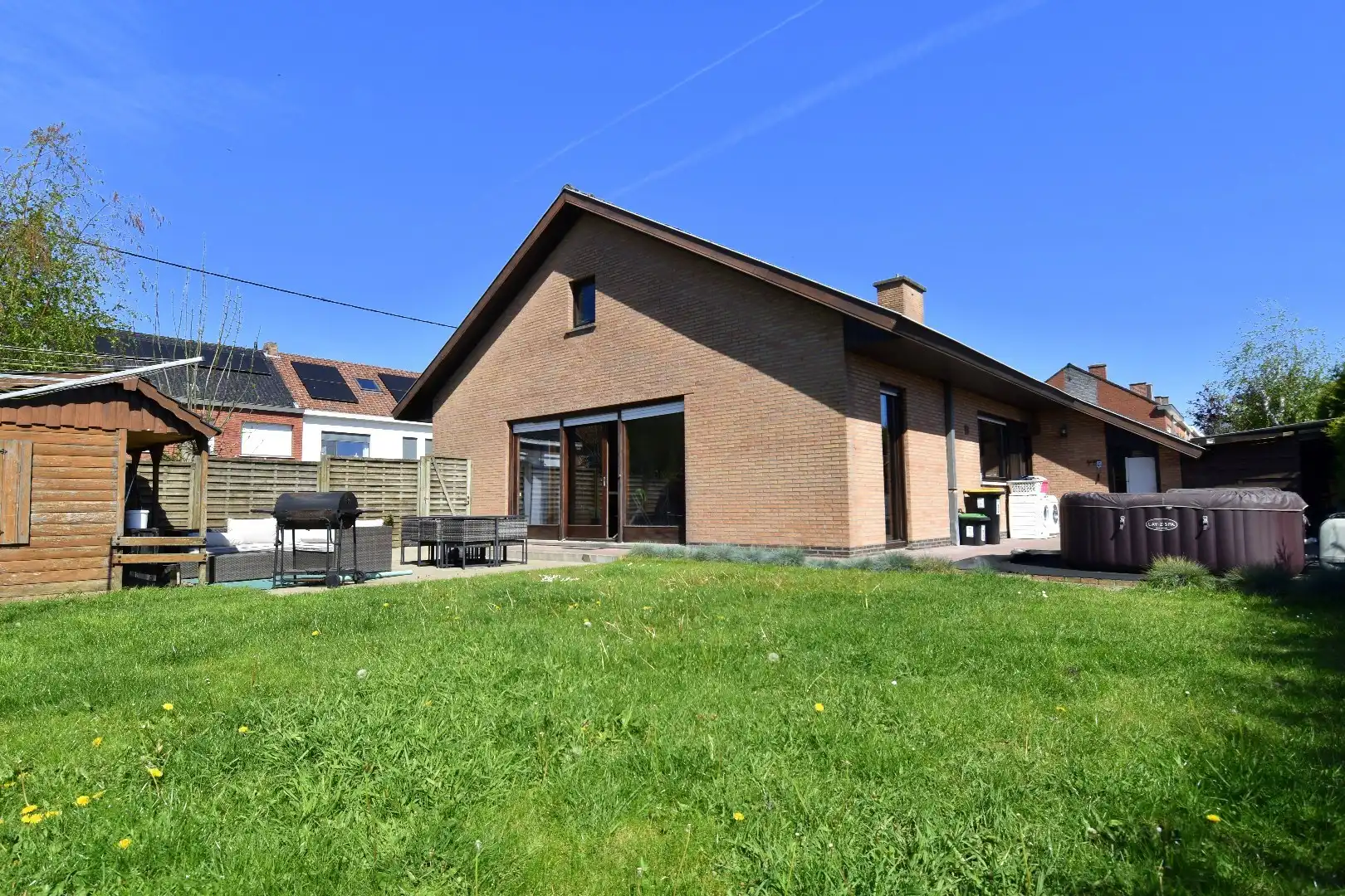 Rustig gelegen gelijkvloerse villa met 3 slaapkamers, dubbele garage en tuin rondom te koop in Ledegem foto 16