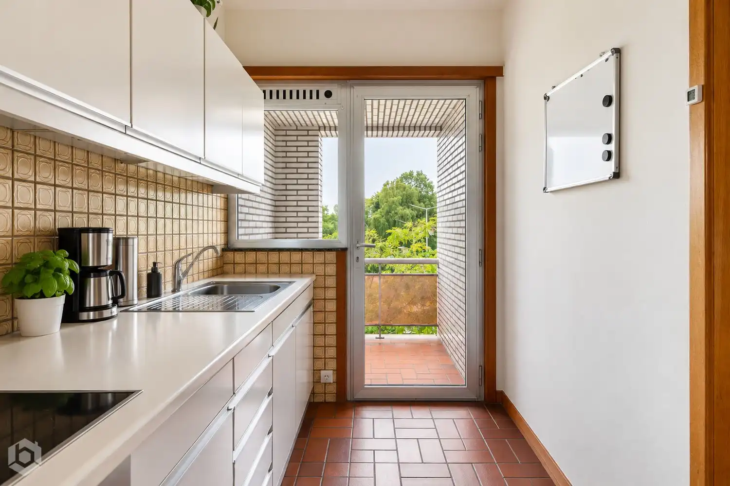 Appartementsgebouw met 4 app., 2 handelsglv., 5 garages én tuin foto 5