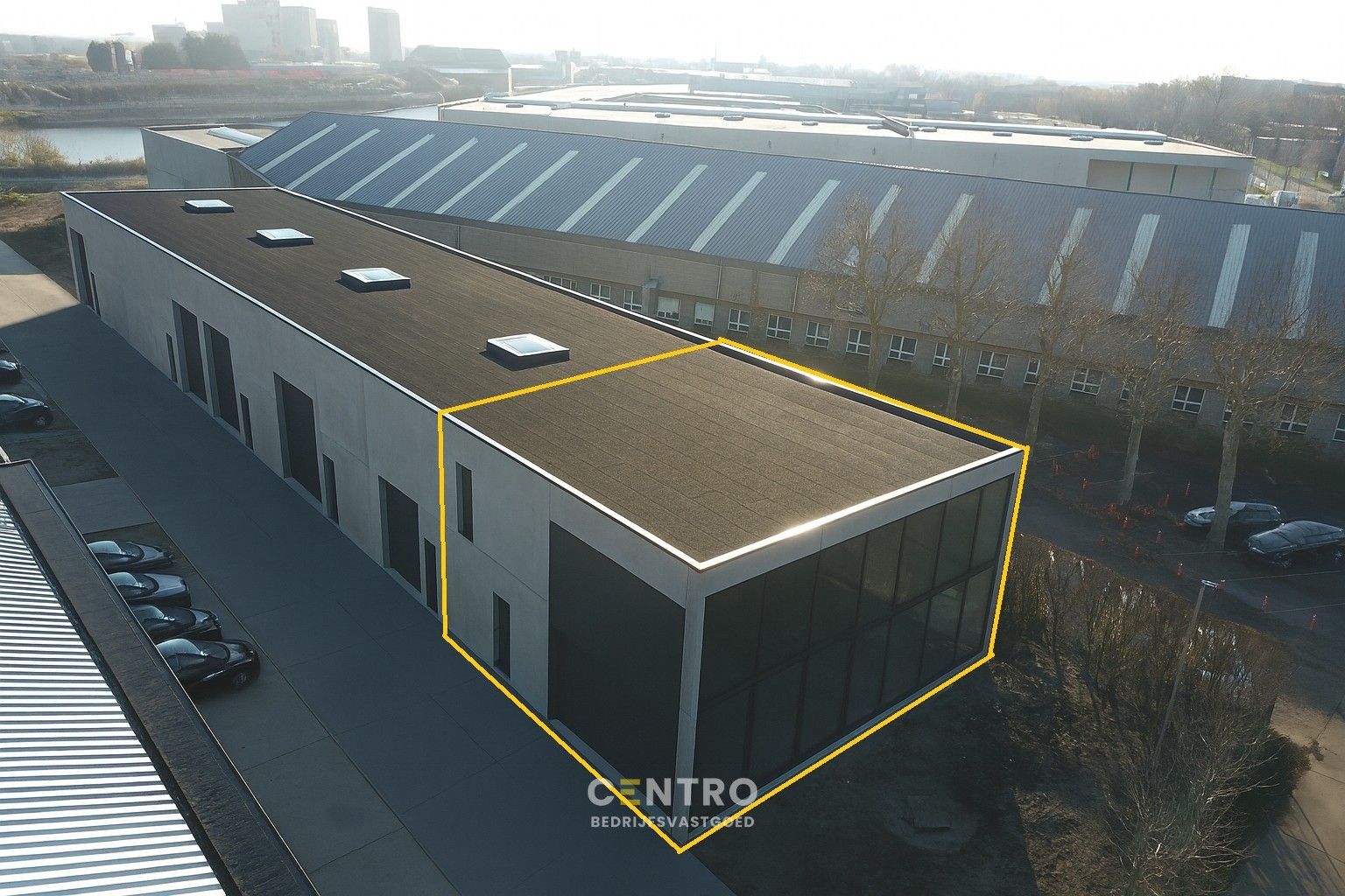 NB KANTOORRUIMTE / TOONZAAL (223m²) met verdieping (148,5m²) en private parkeerplaatsen voor de deur. Op industriezone "Herdersbrug" te 8000 Brugge. foto {{pictureIndex}}